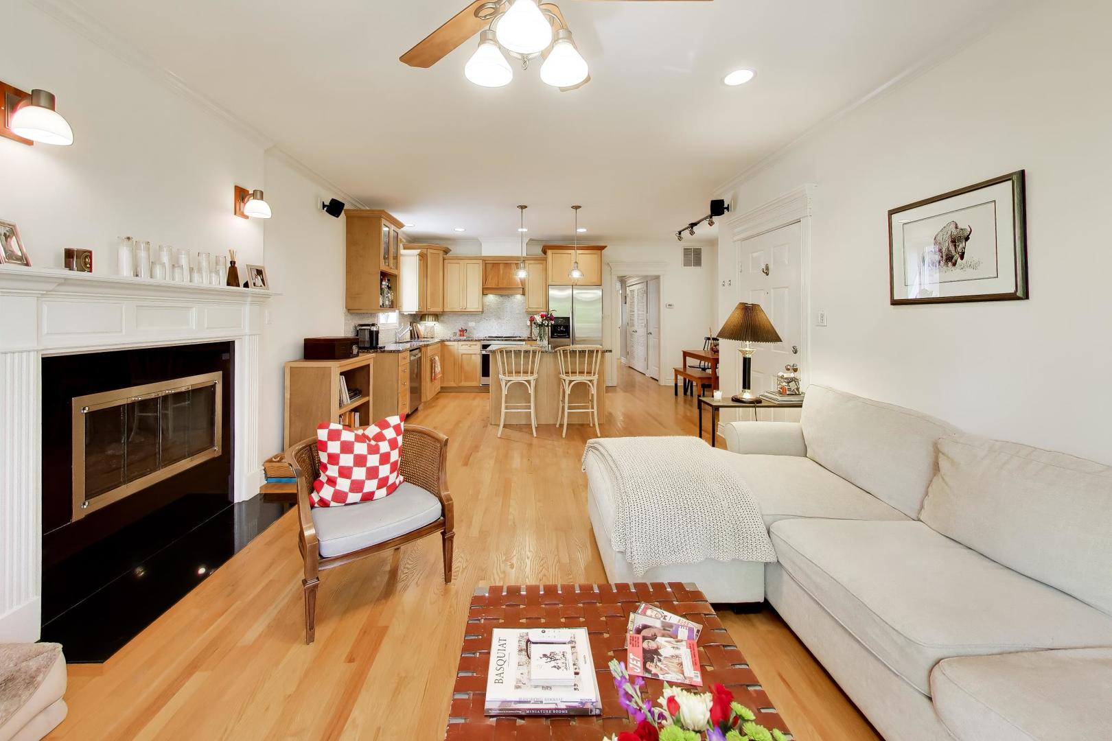 5526 N Winthrop Avenue Unit: 4S