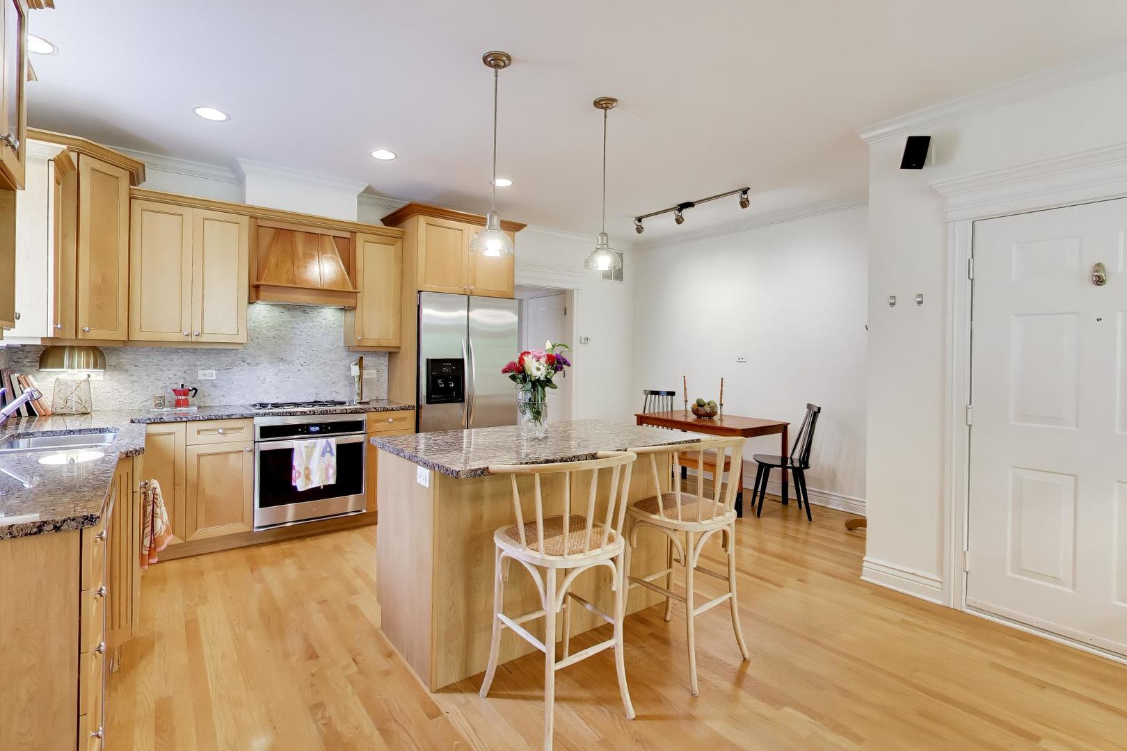 5526 N Winthrop Avenue Unit: 4S