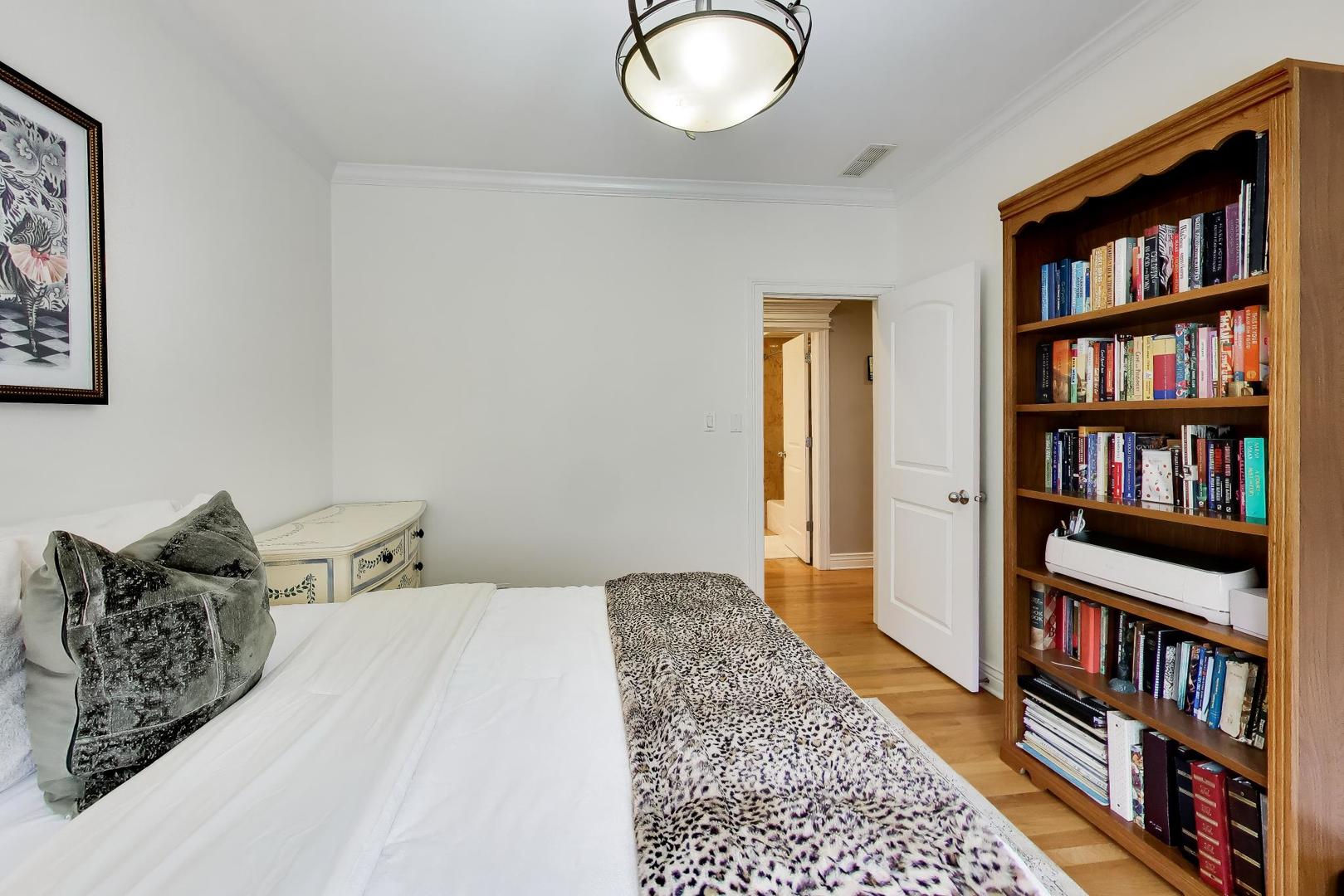 5526 N Winthrop Avenue Unit: 4S