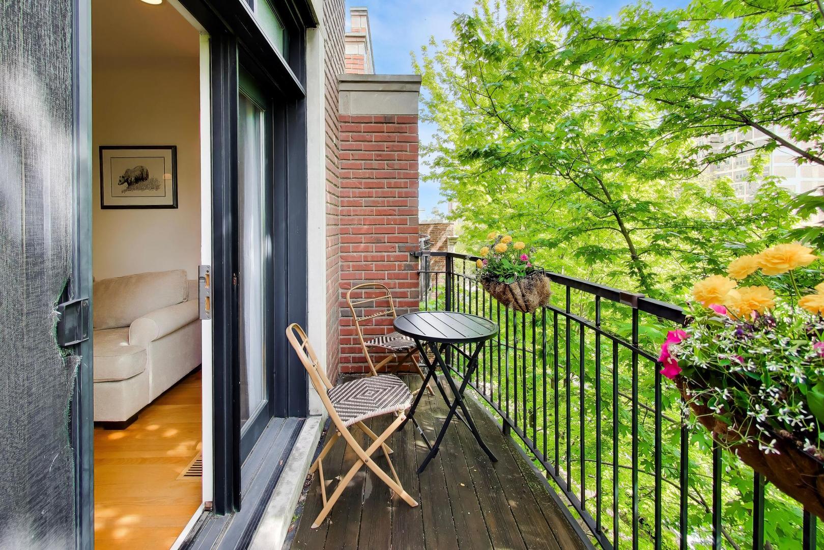 5526 N Winthrop Avenue Unit: 4S