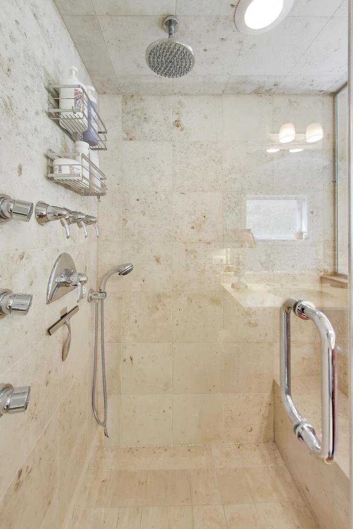 5526 N Winthrop Avenue Unit: 4S