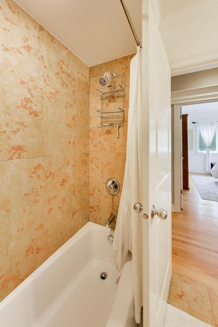 5526 N Winthrop Avenue Unit: 4S
