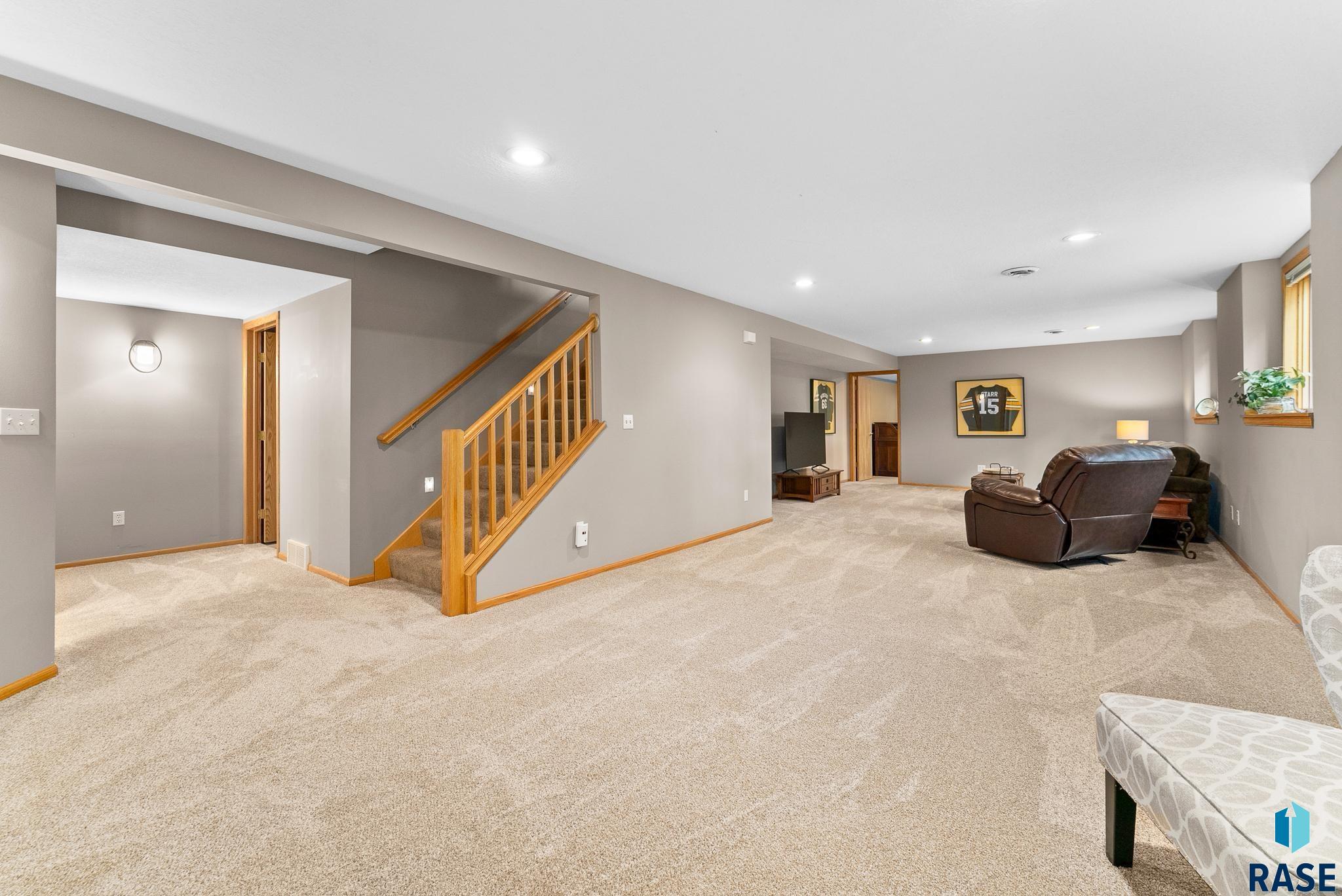 706 E Inverness Dr