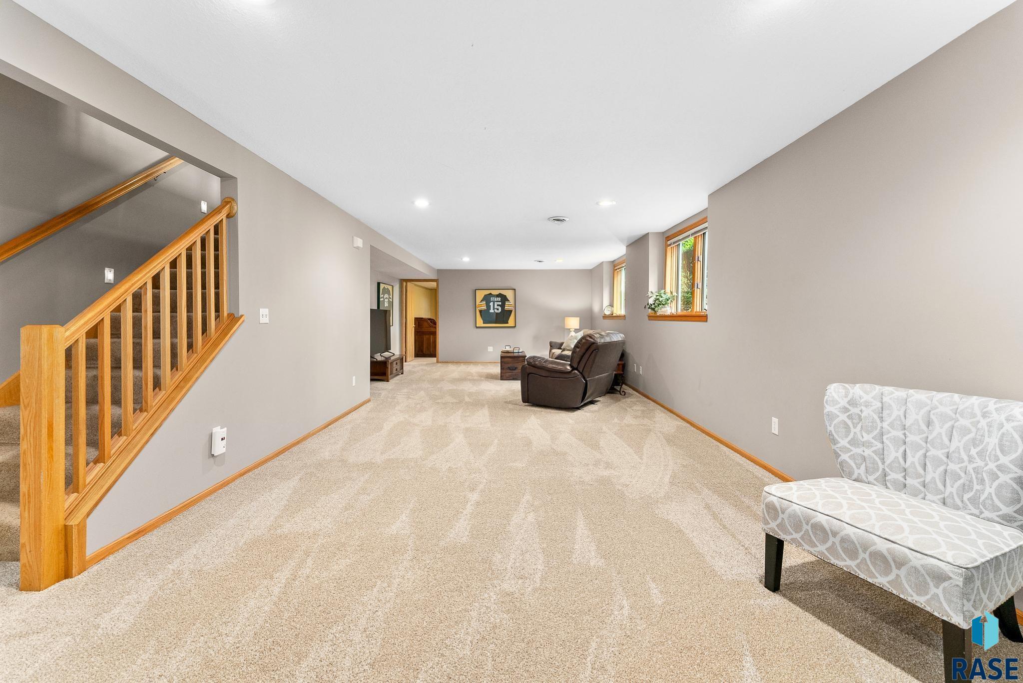 706 E Inverness Dr