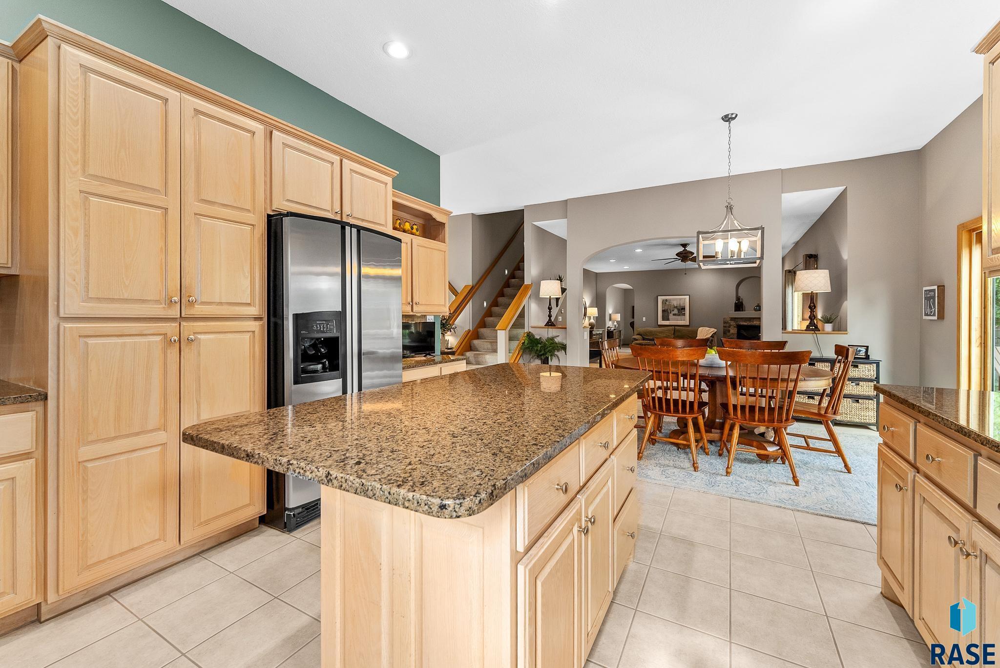 706 E Inverness Dr
