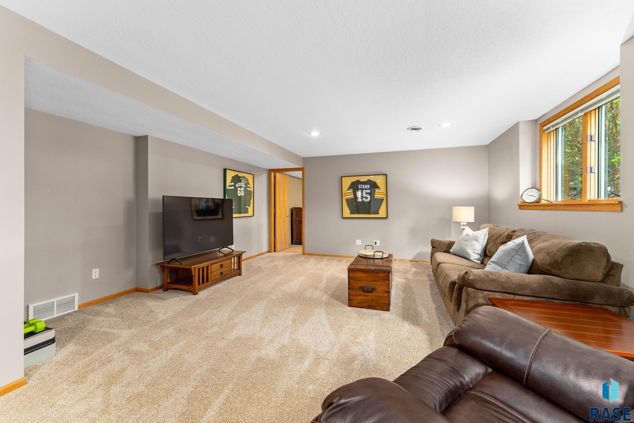 706 E Inverness Dr