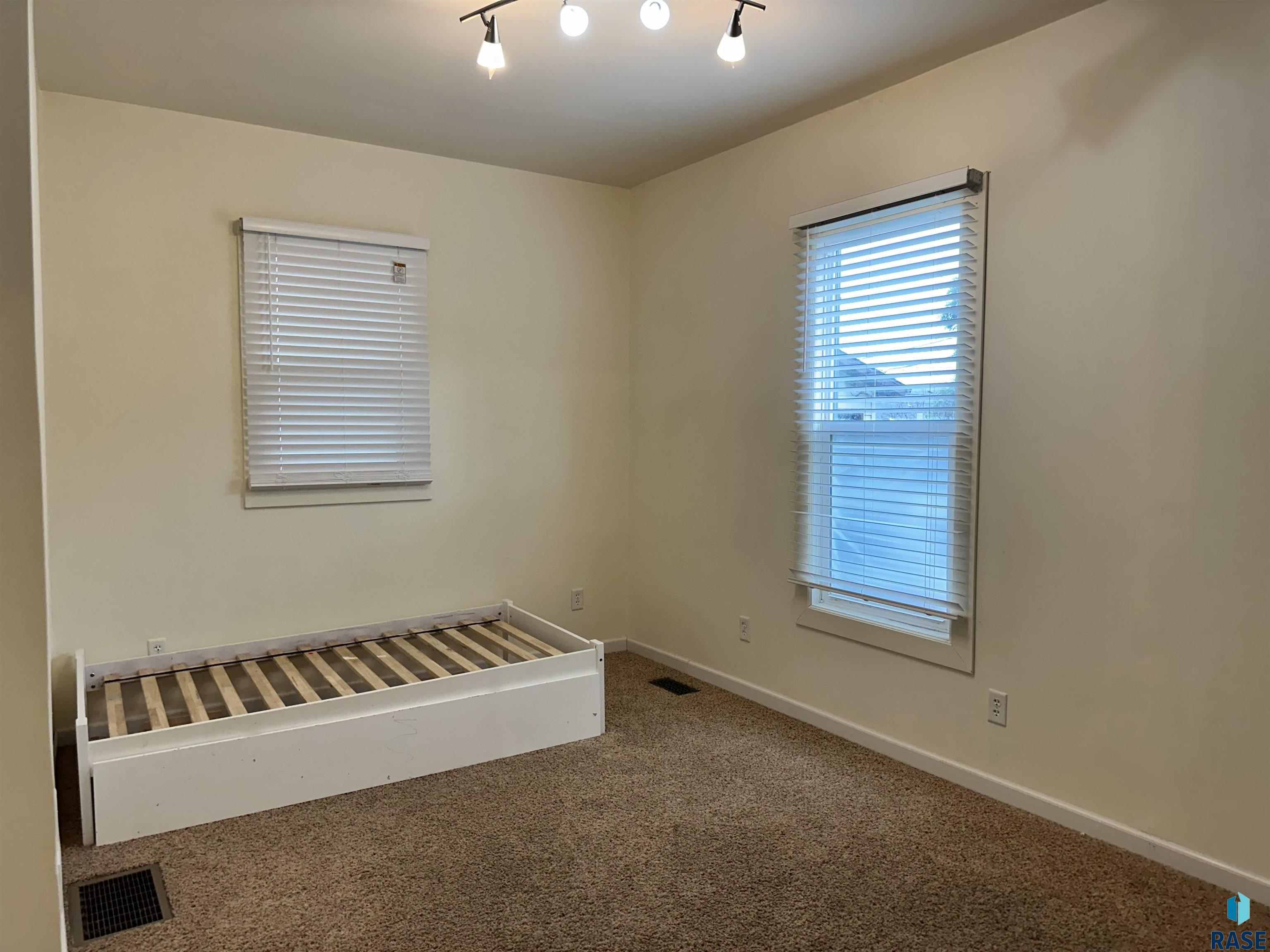 1003 N Dakota Ave