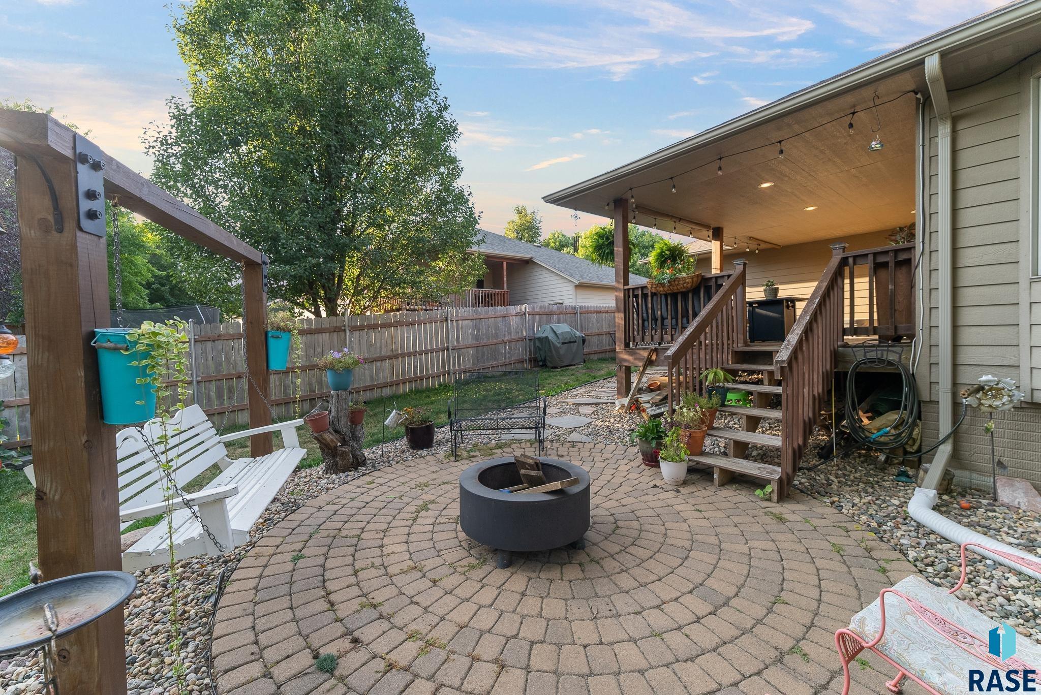 807 E Walnut St
