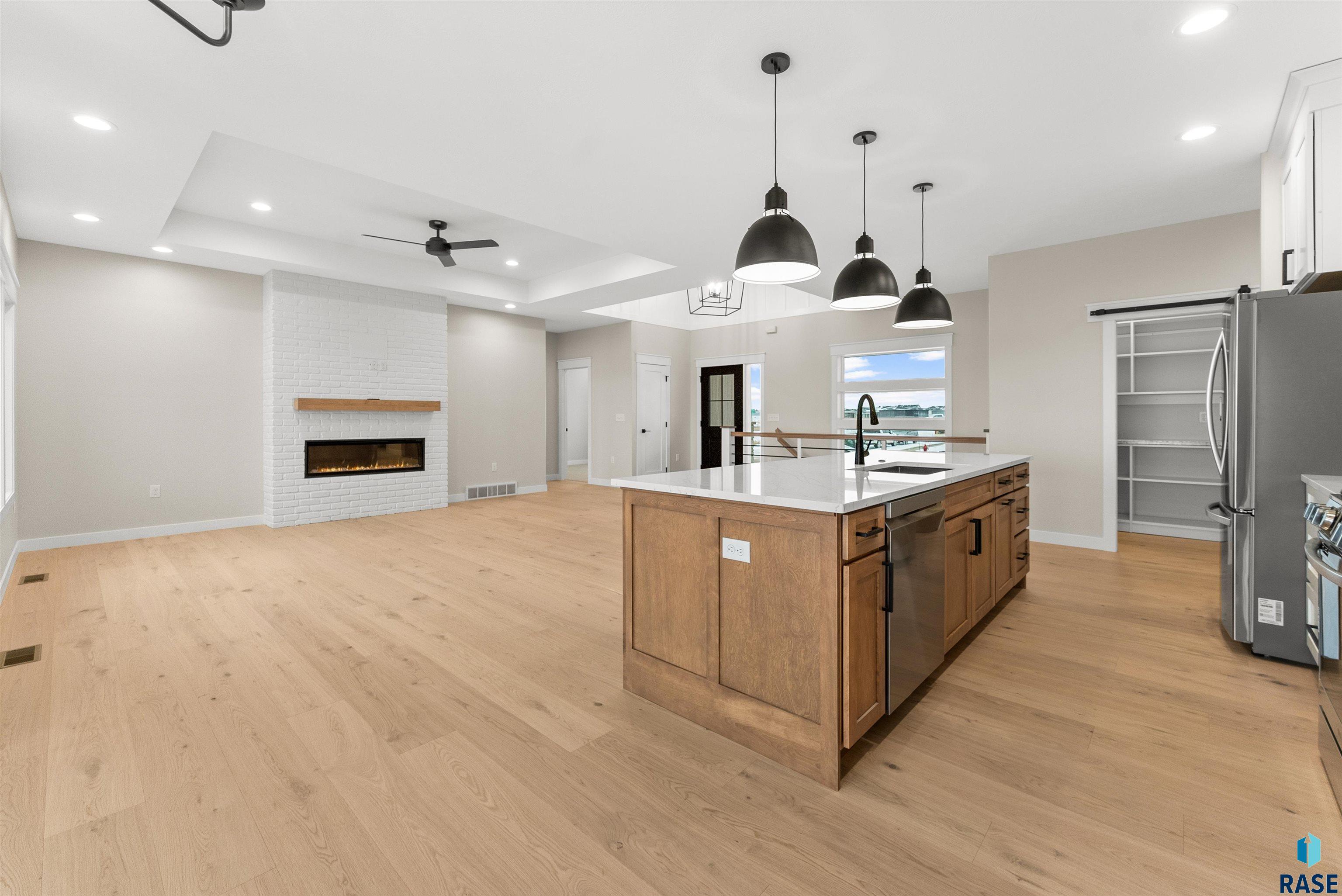 2900 N Thompson Ave