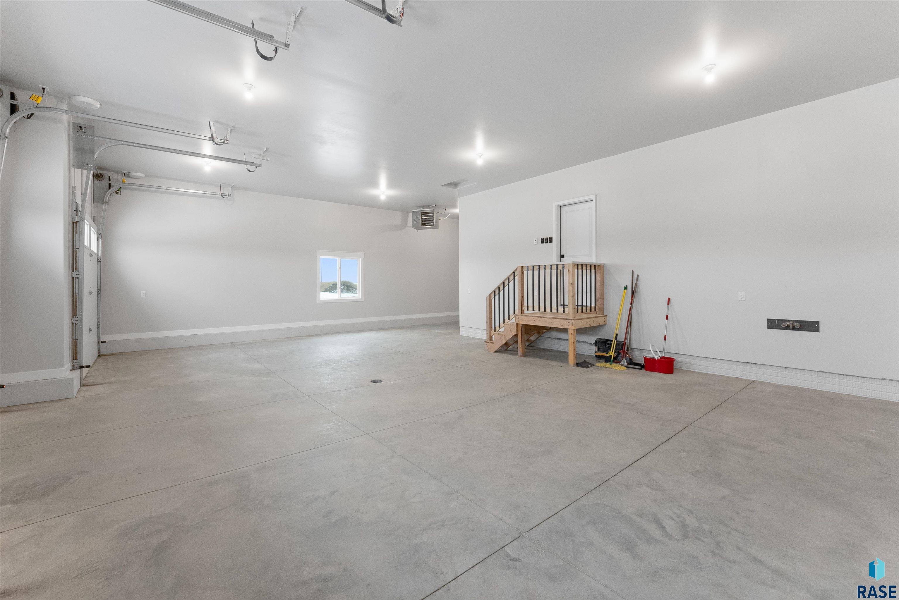 2900 N Thompson Ave