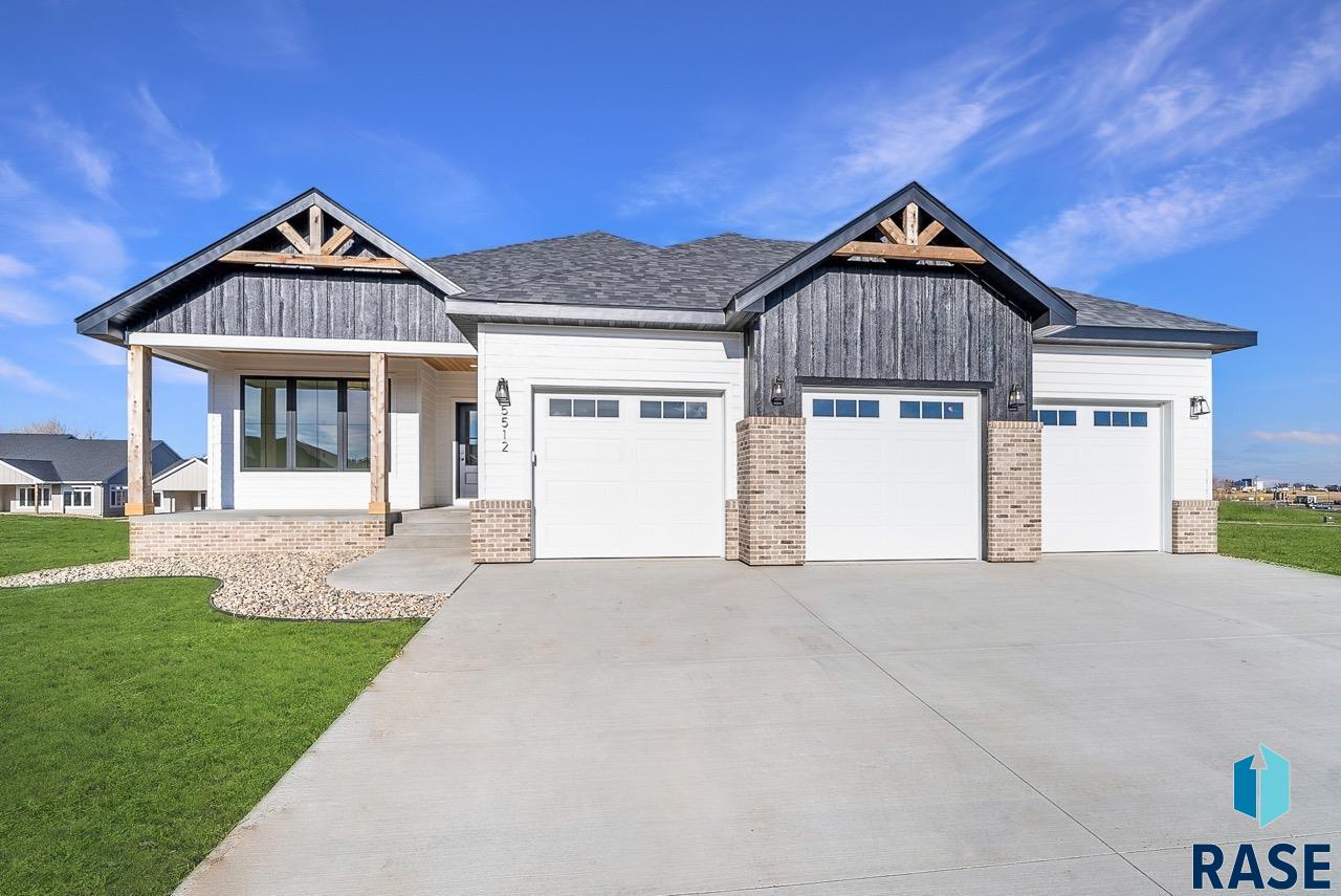 5512 E Saddle Ridge Cir