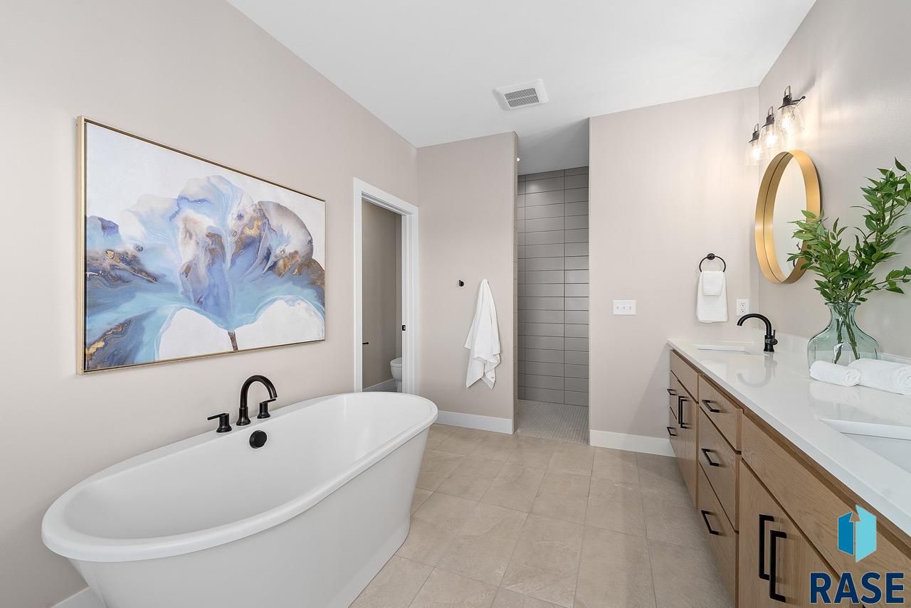 5512 E Saddle Ridge Cir