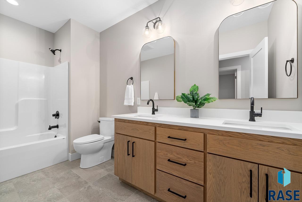 5512 E Saddle Ridge Cir