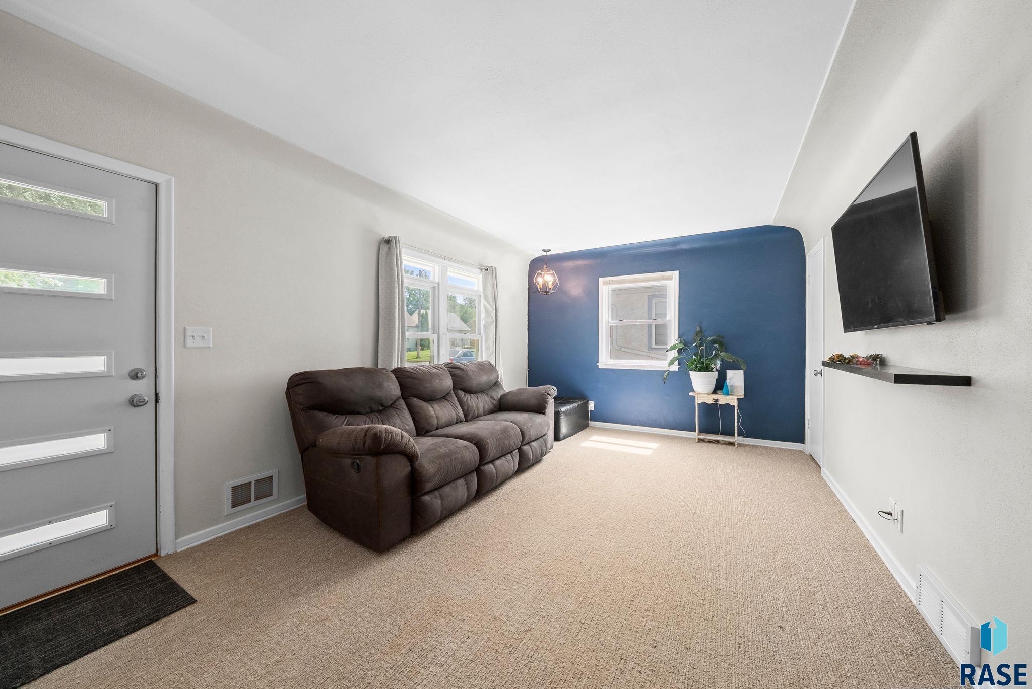 717 N Blauvelt Ave