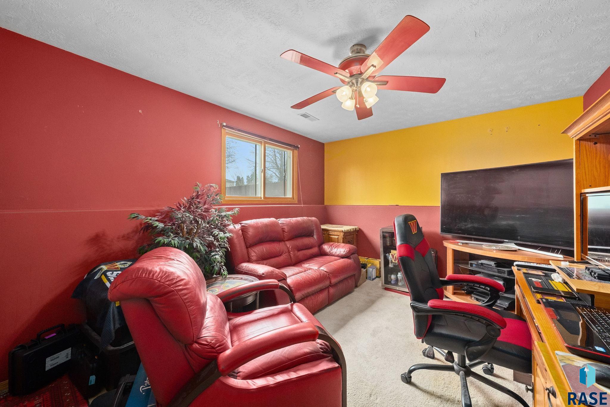 305 N La Salle Ave