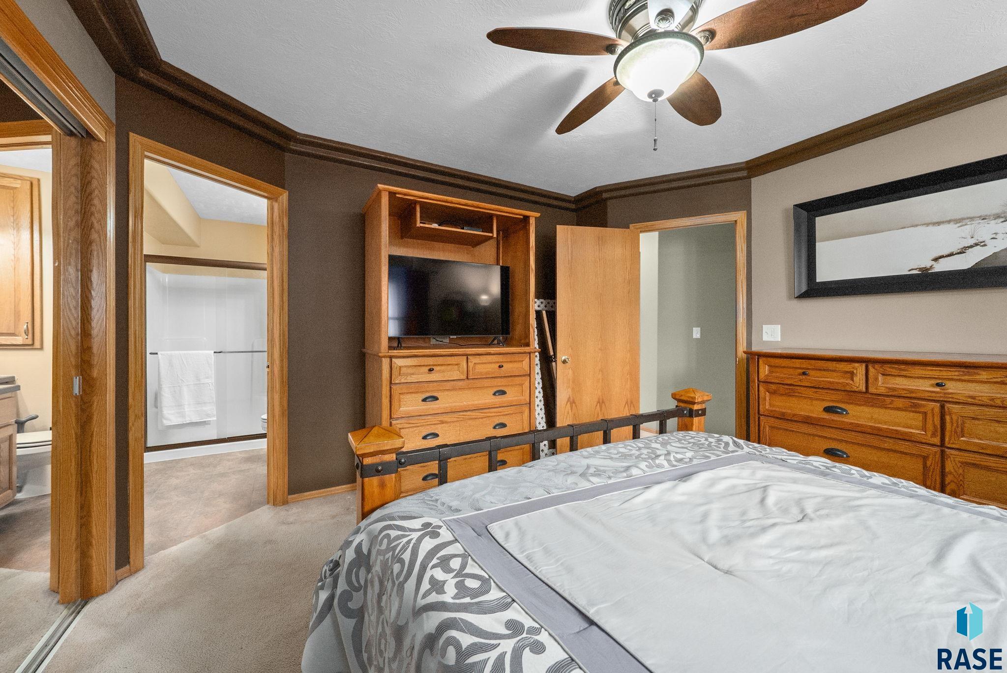 305 N La Salle Ave