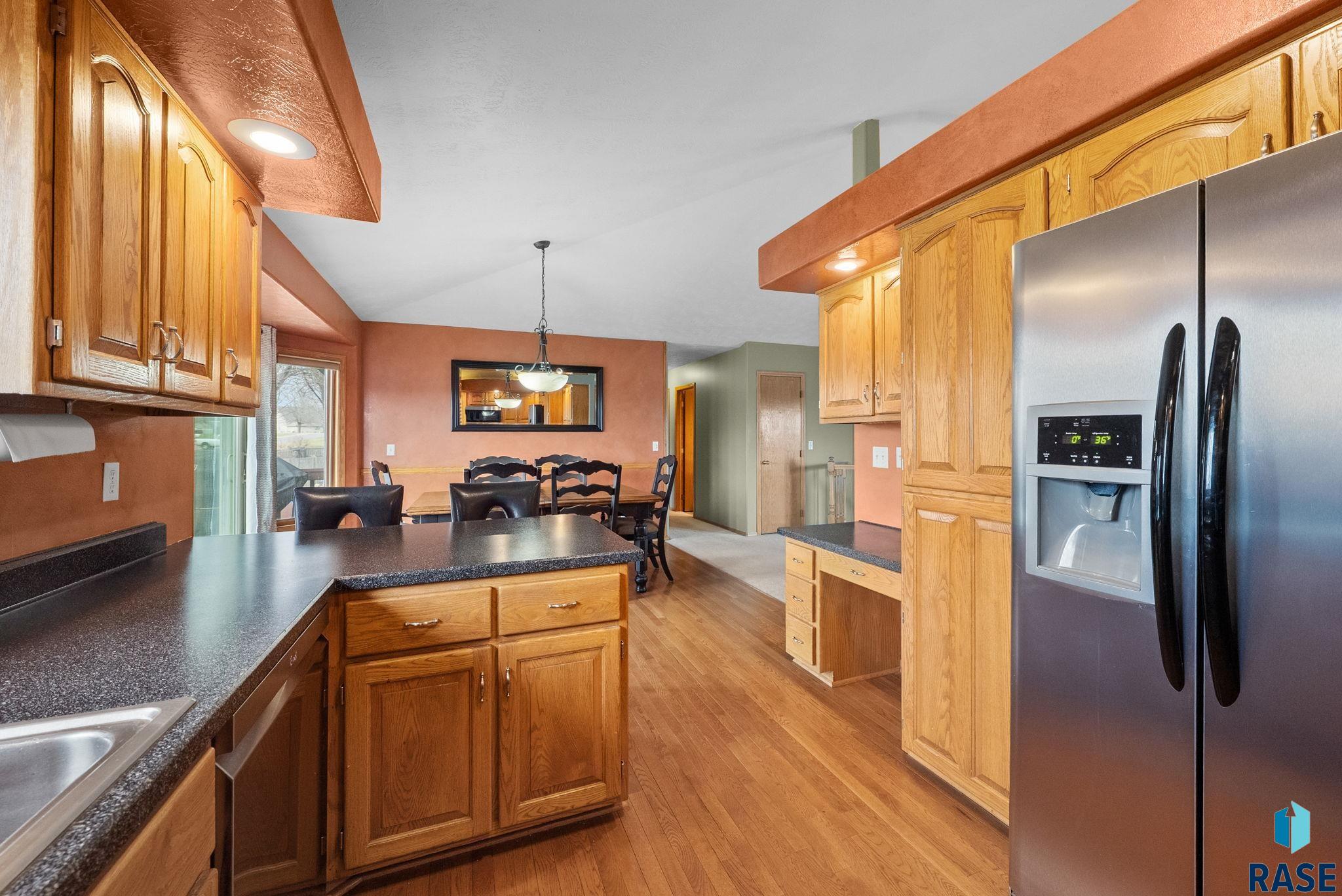 305 N La Salle Ave