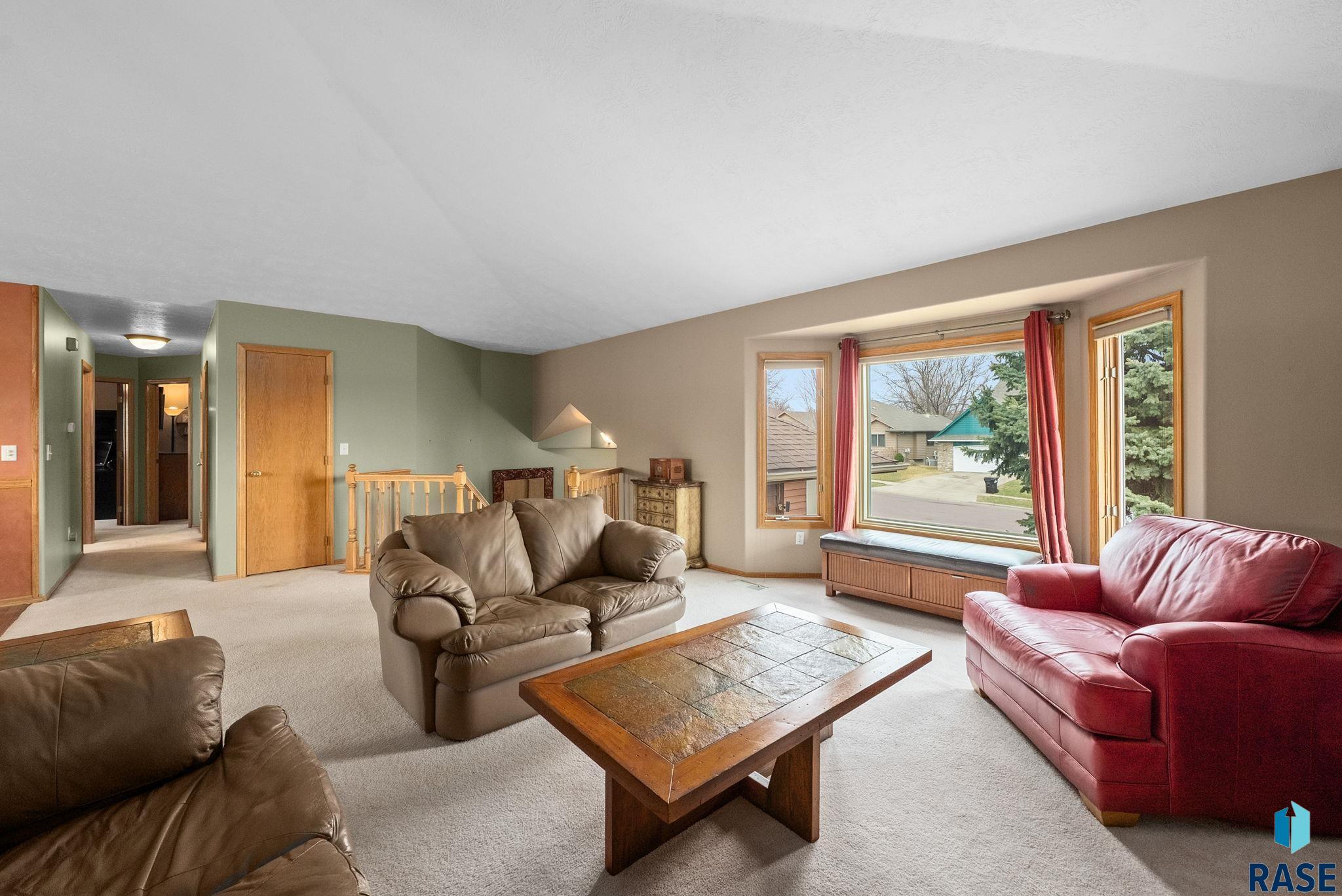 305 N La Salle Ave