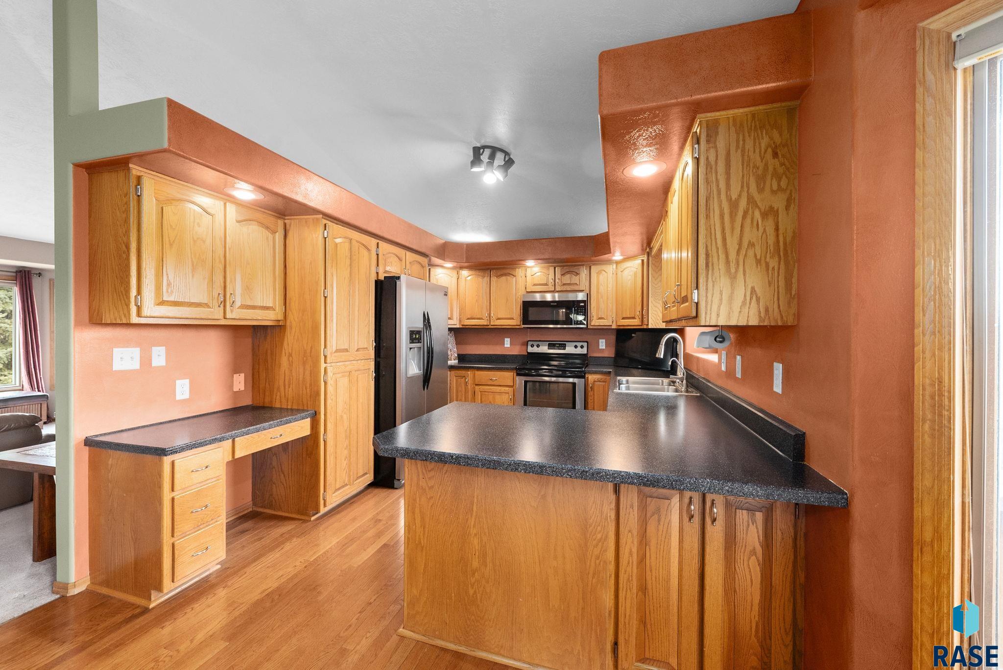305 N La Salle Ave