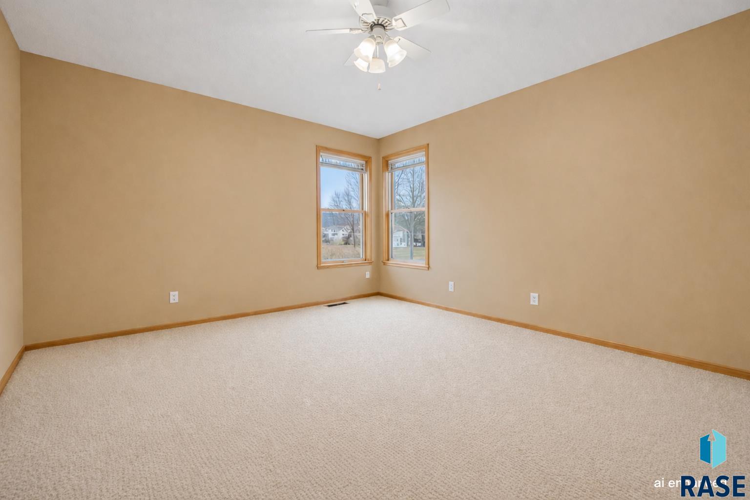 305 N La Salle Ave