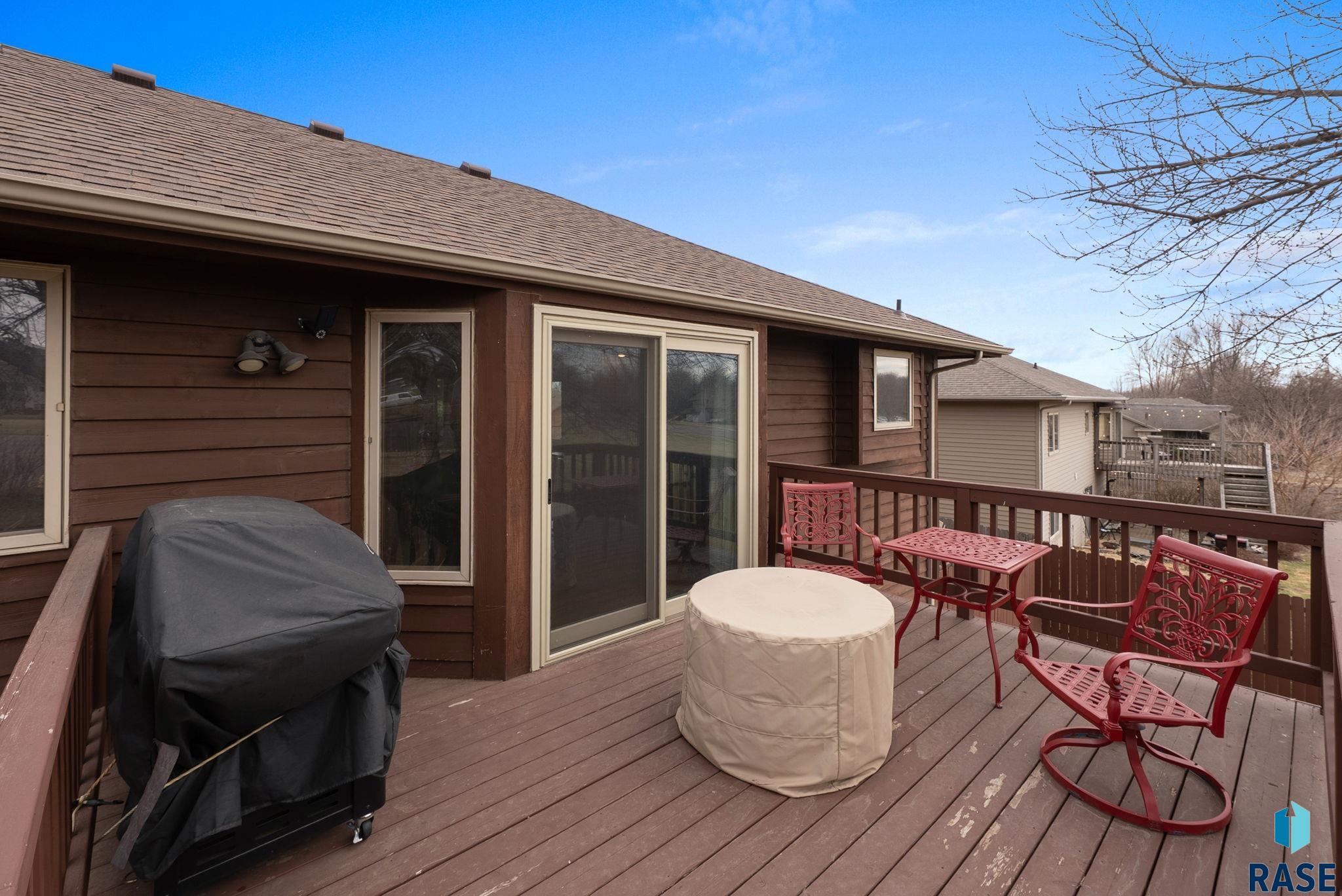 305 N La Salle Ave
