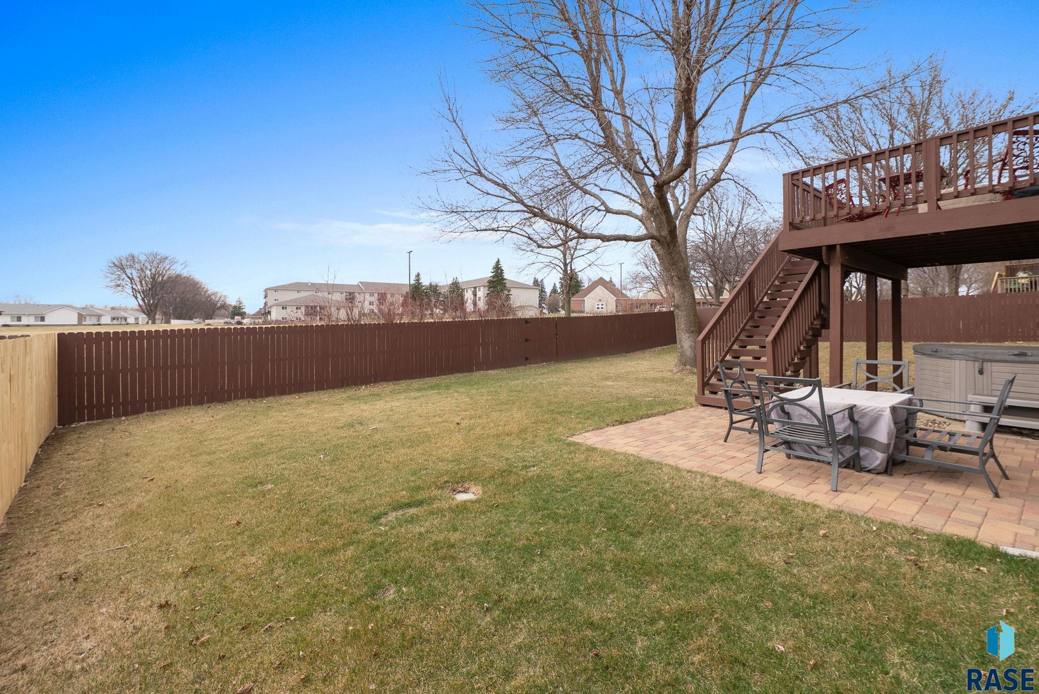 305 N La Salle Ave
