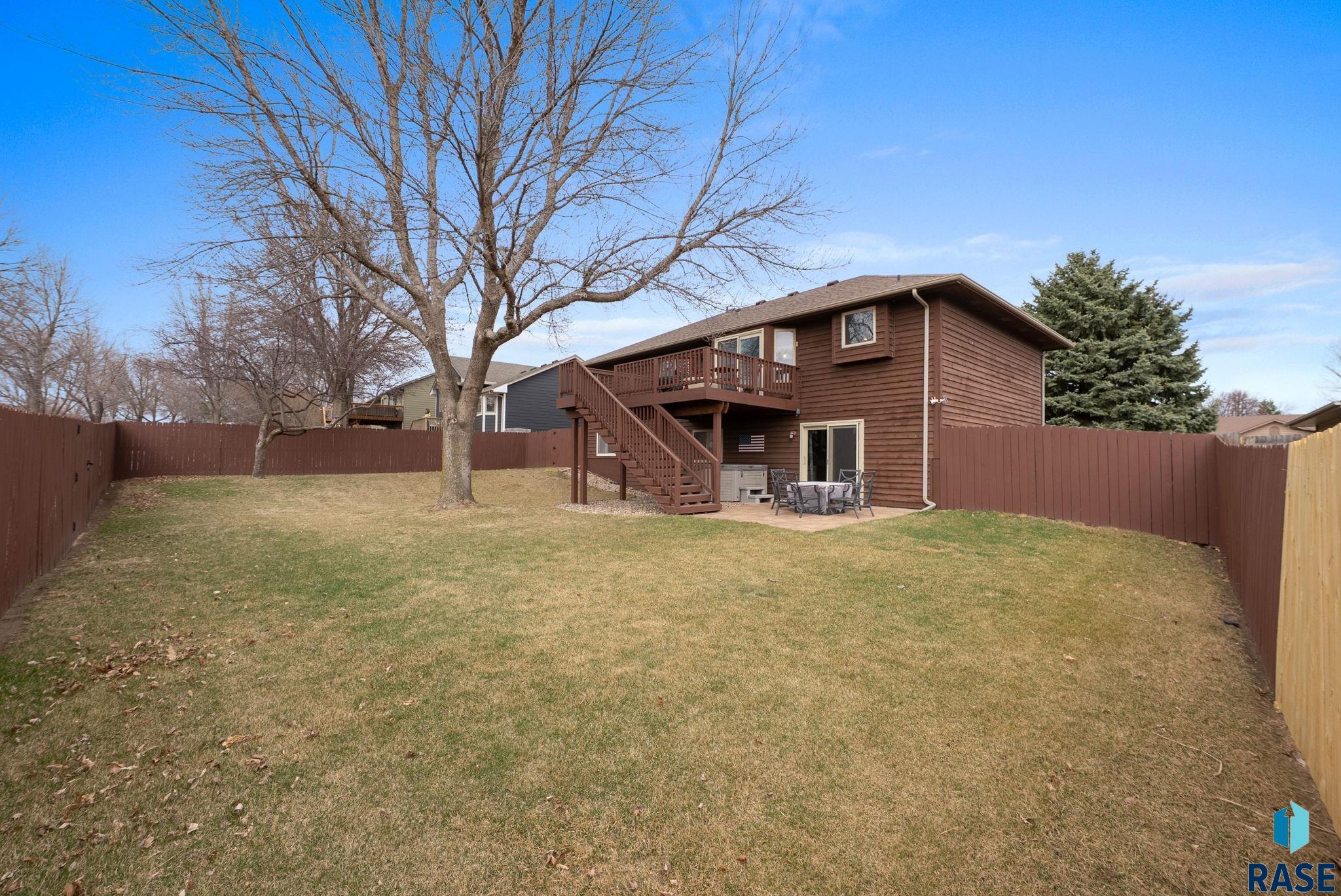 305 N La Salle Ave
