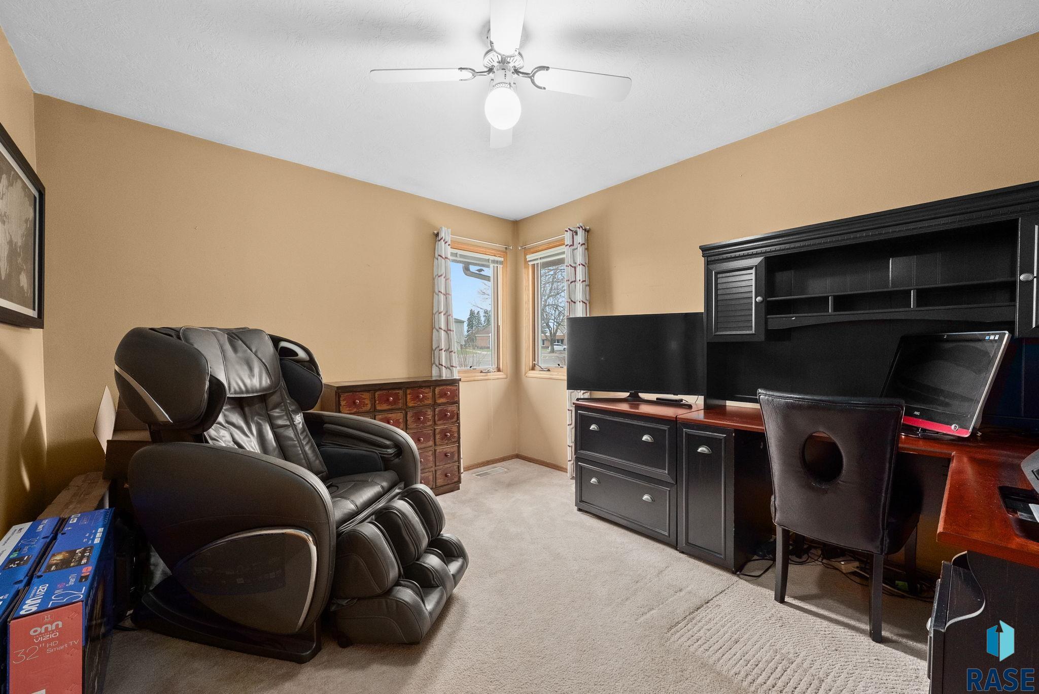 305 N La Salle Ave