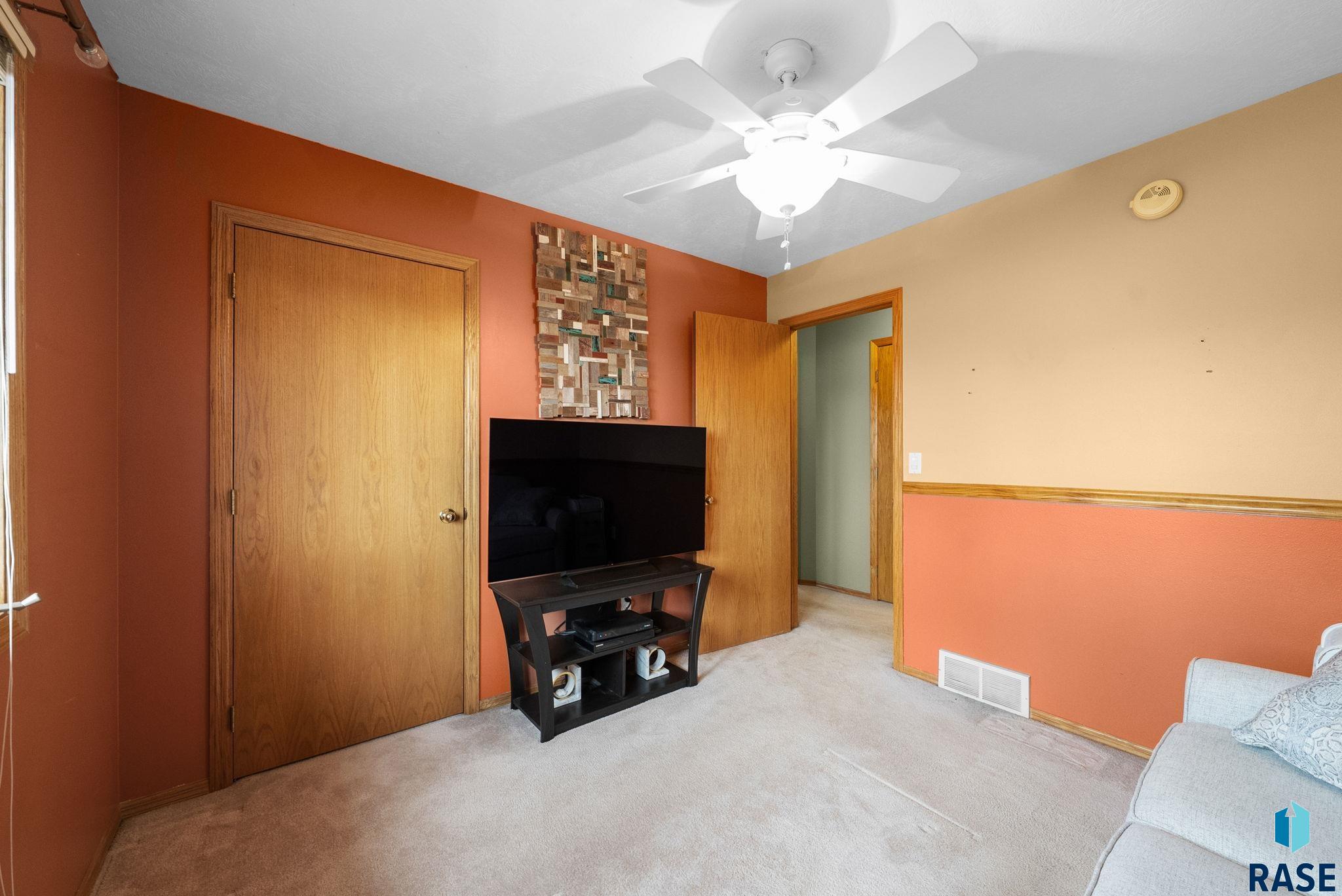 305 N La Salle Ave