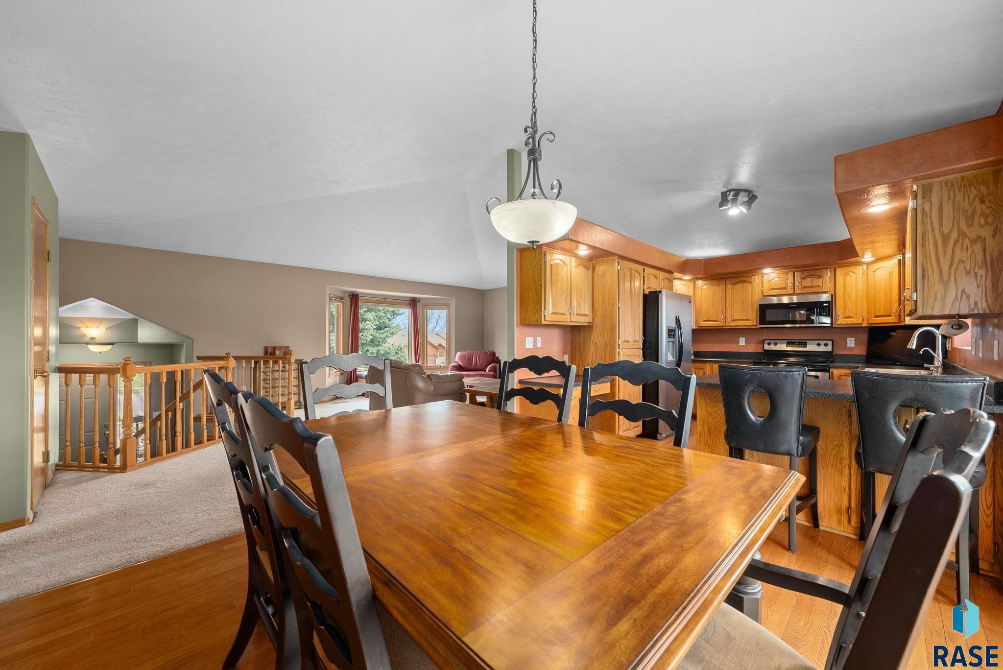 305 N La Salle Ave