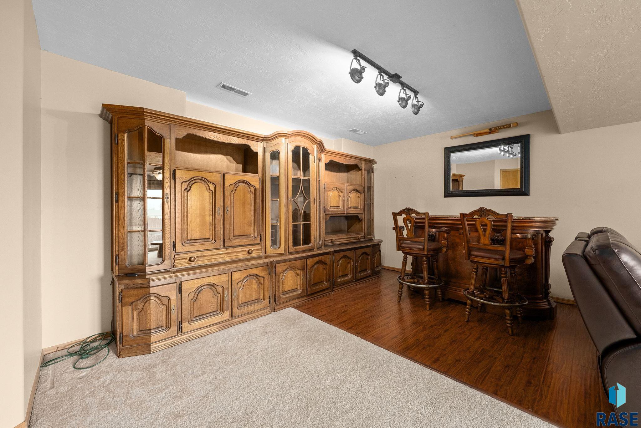 305 N La Salle Ave