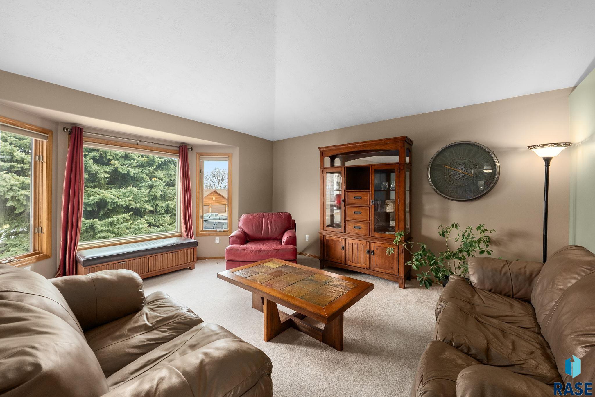 305 N La Salle Ave