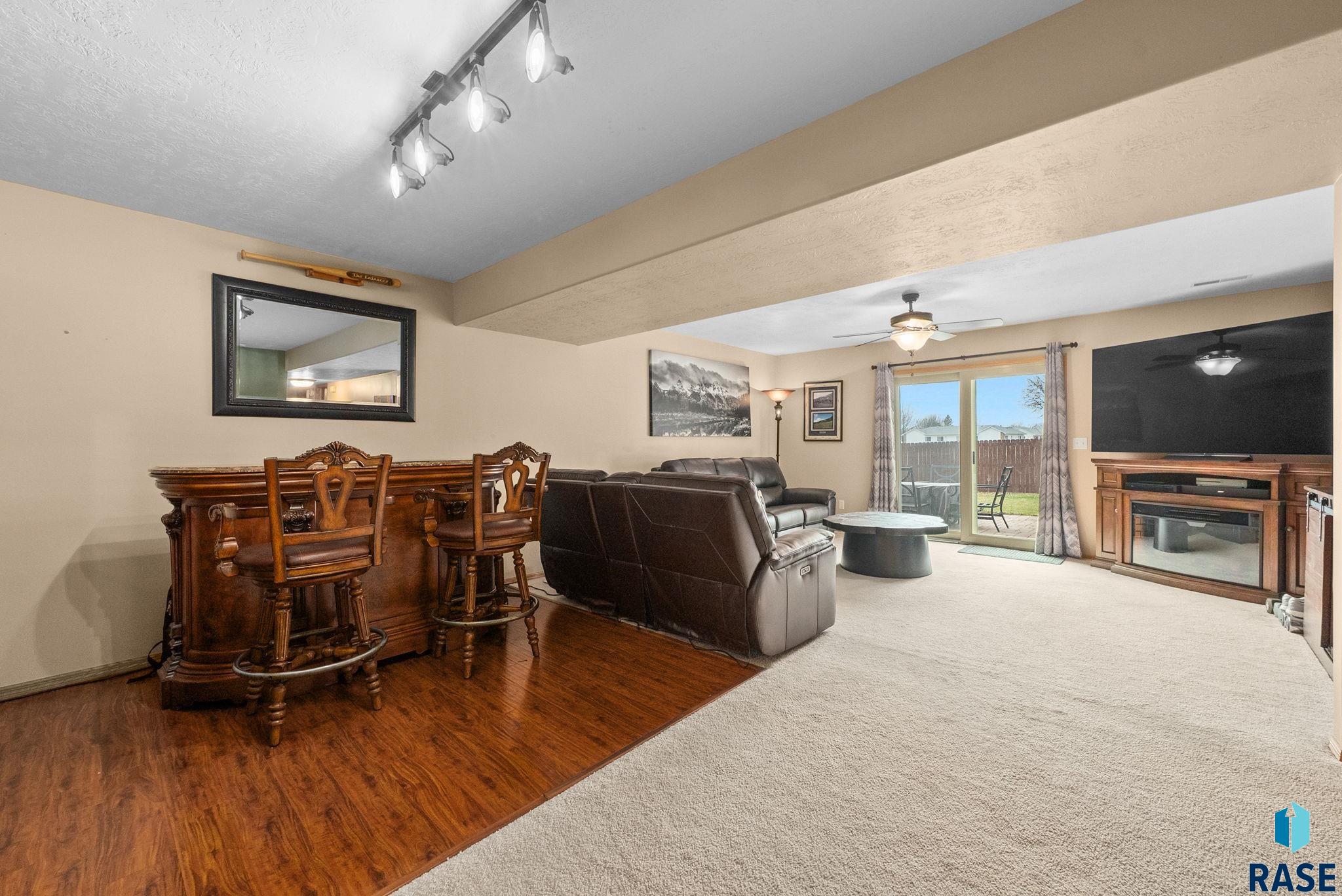 305 N La Salle Ave