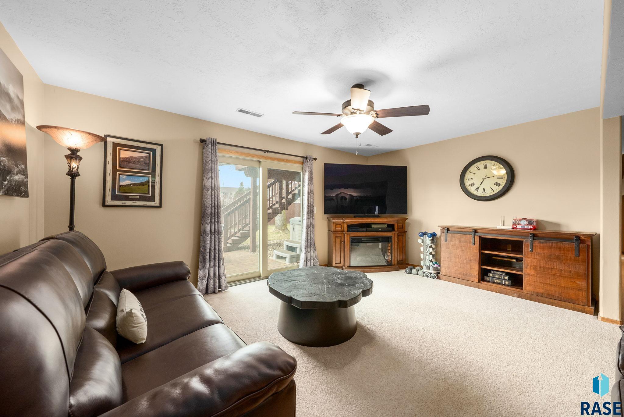 305 N La Salle Ave