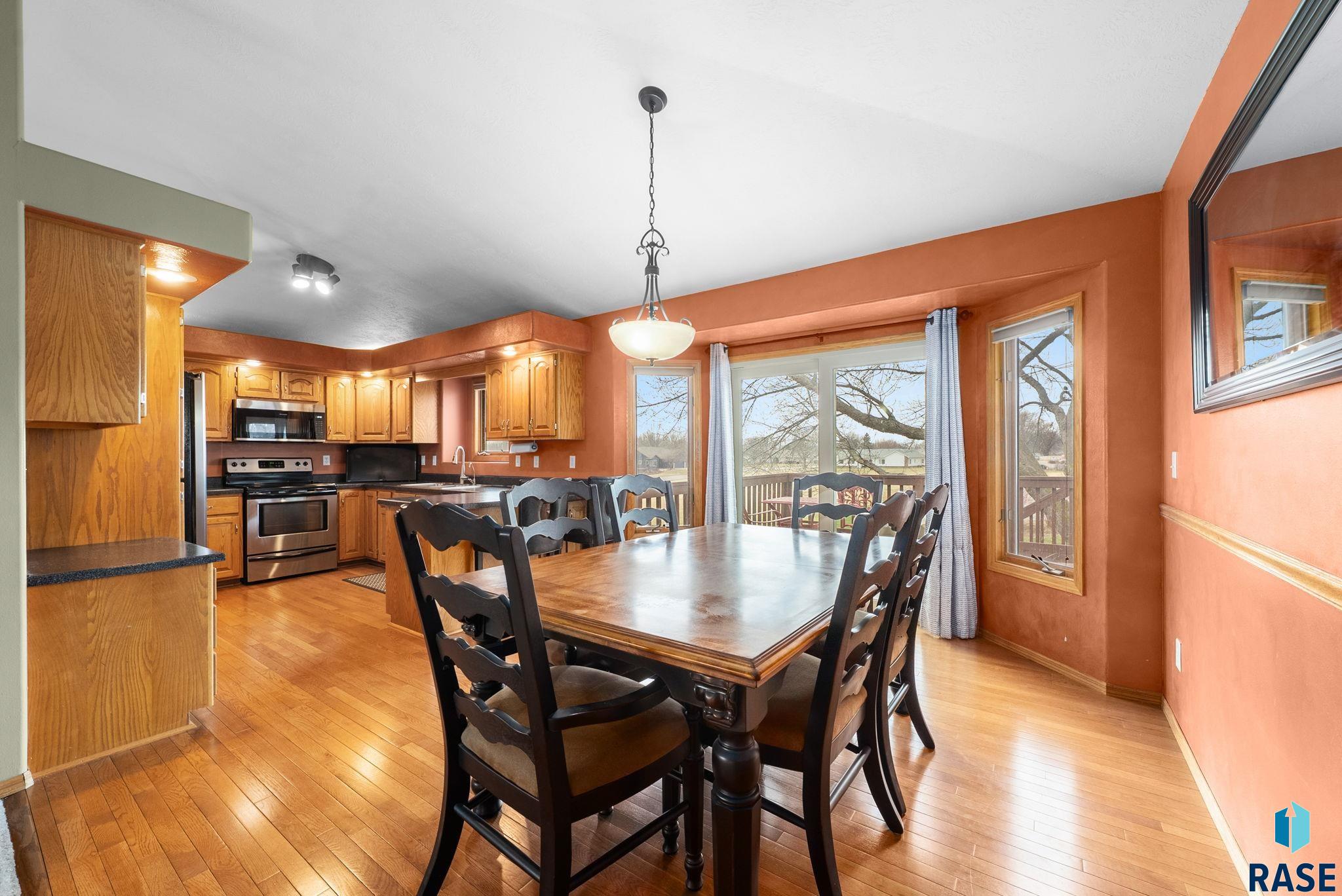 305 N La Salle Ave