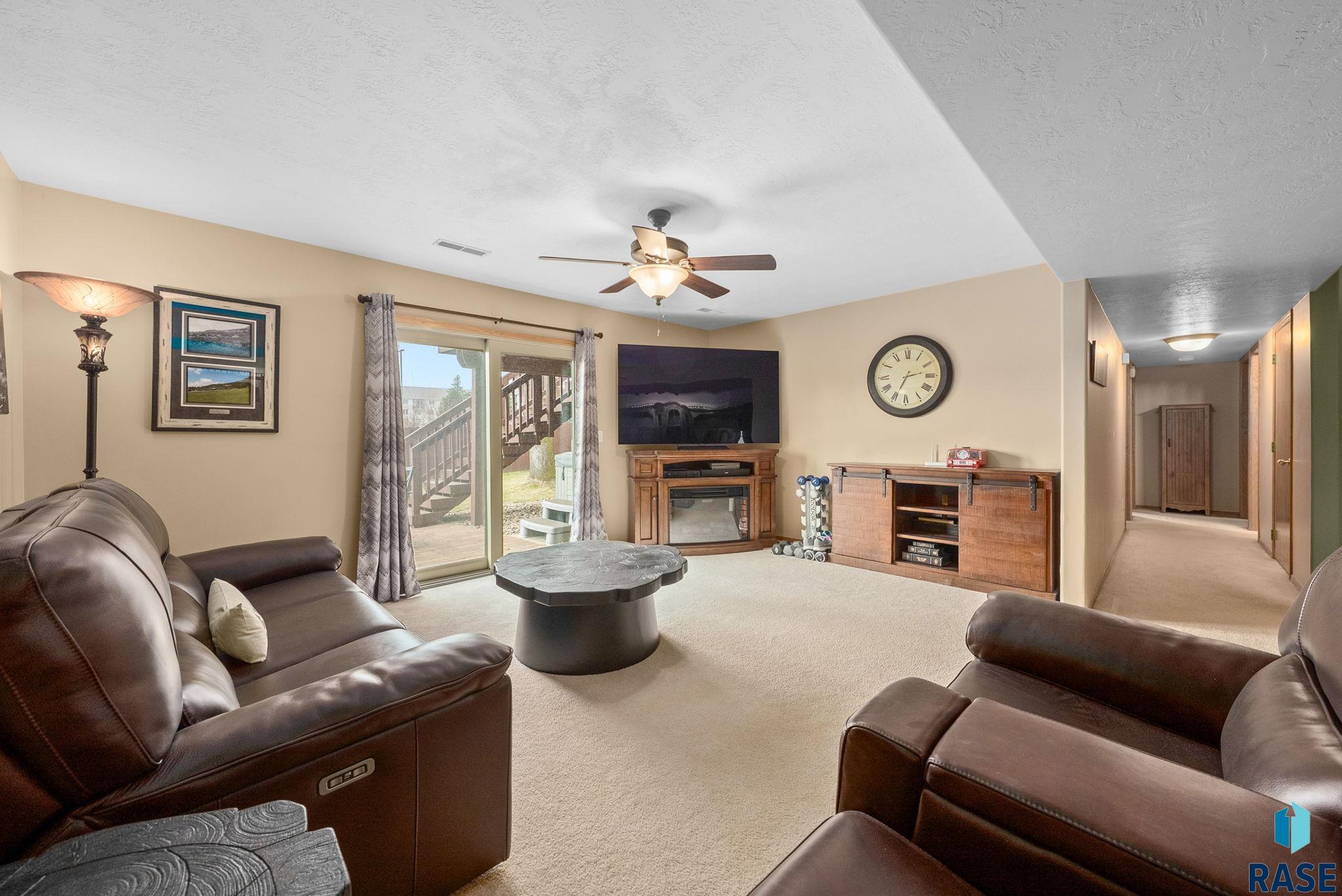 305 N La Salle Ave
