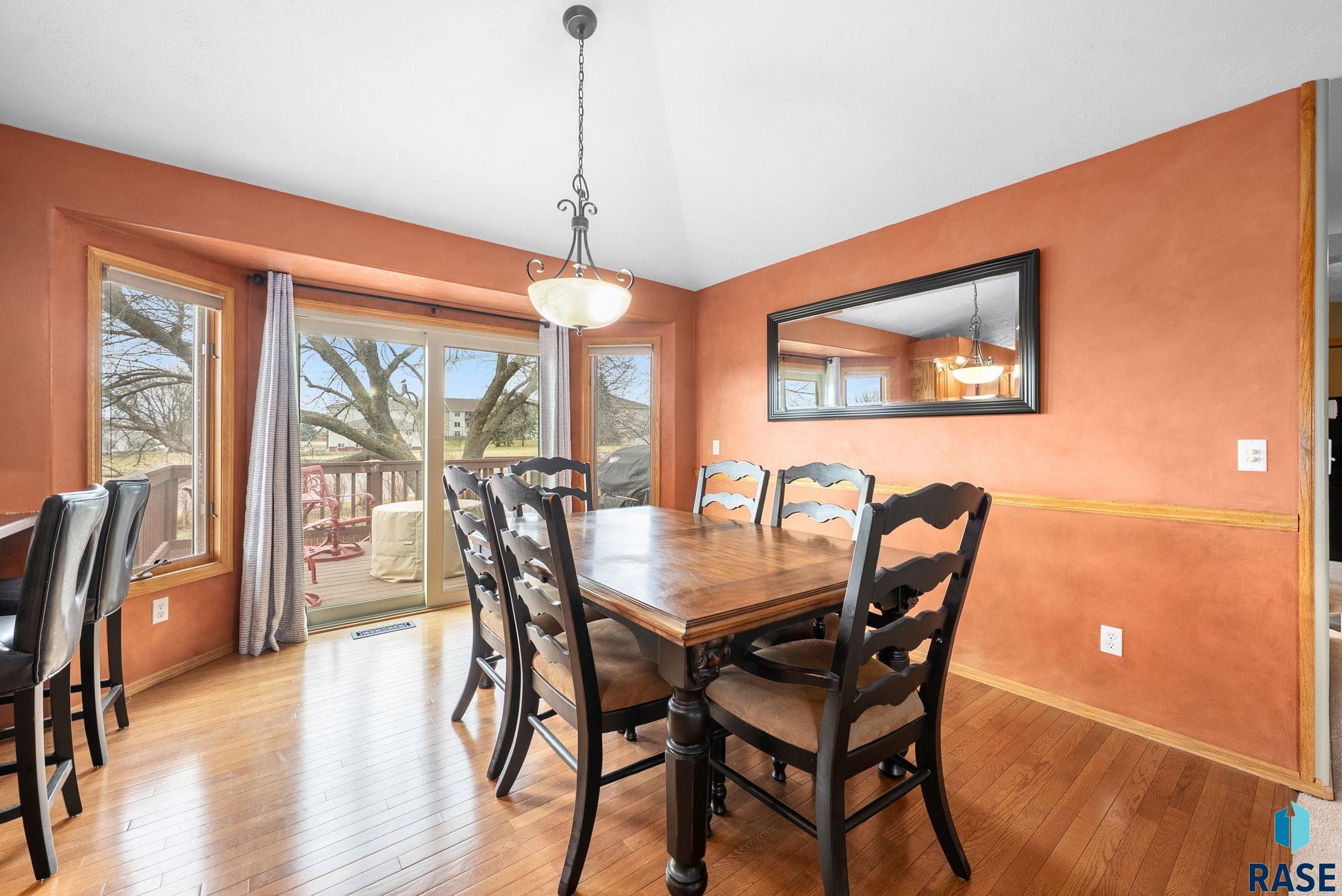 305 N La Salle Ave