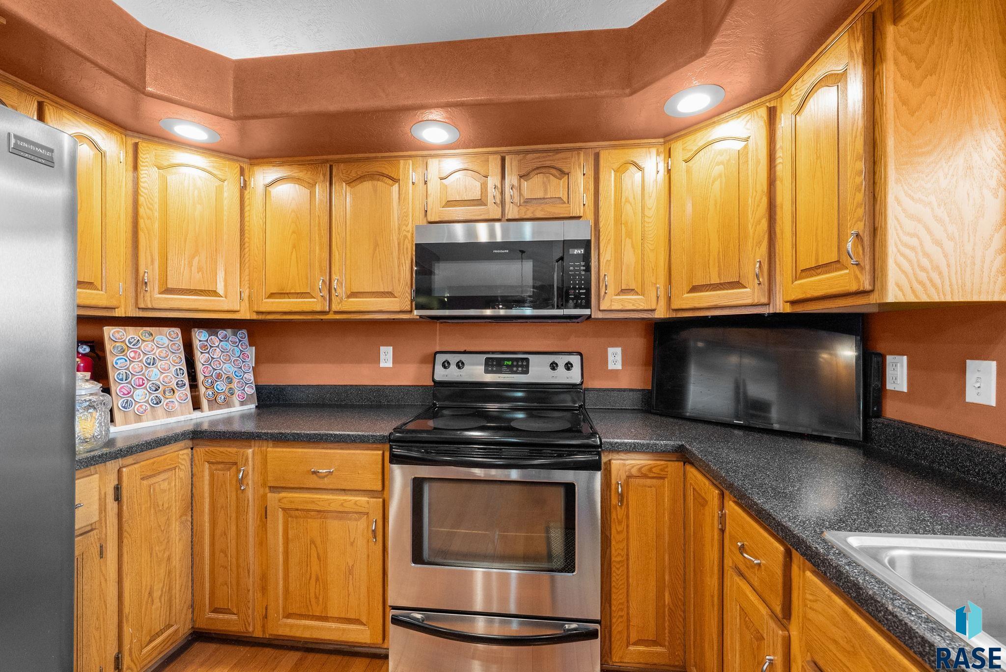 305 N La Salle Ave