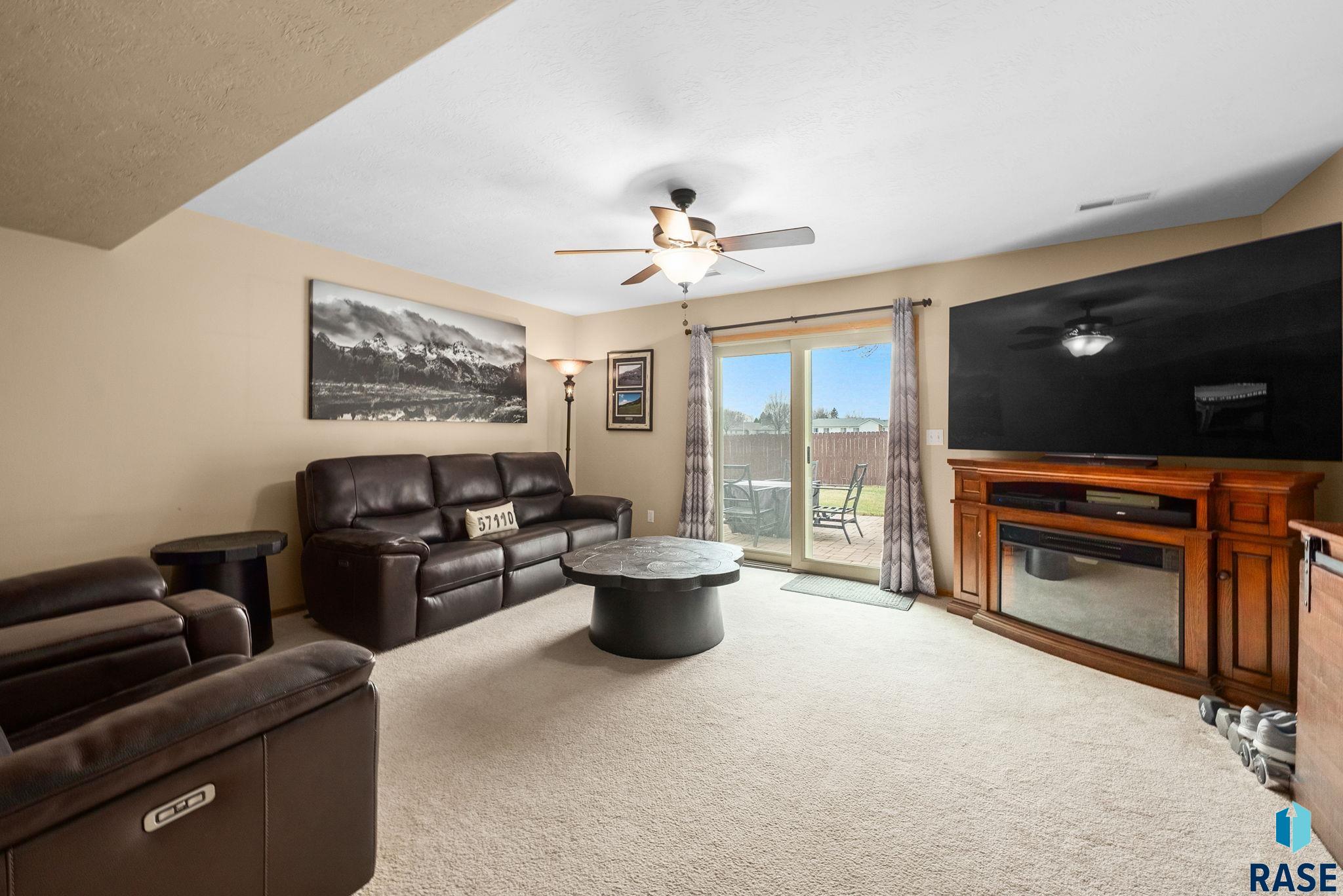 305 N La Salle Ave