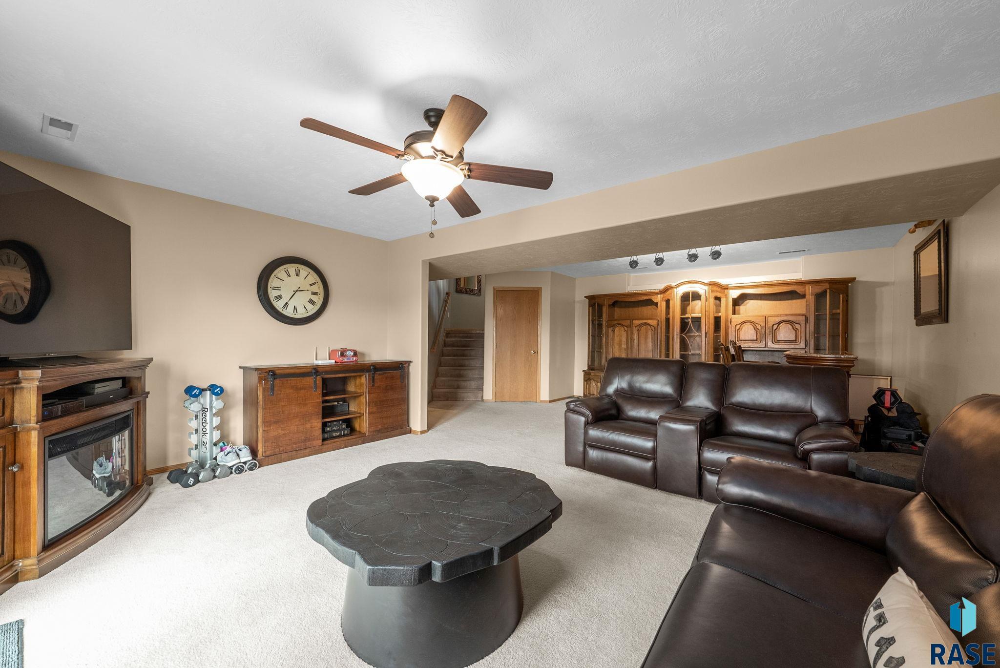 305 N La Salle Ave