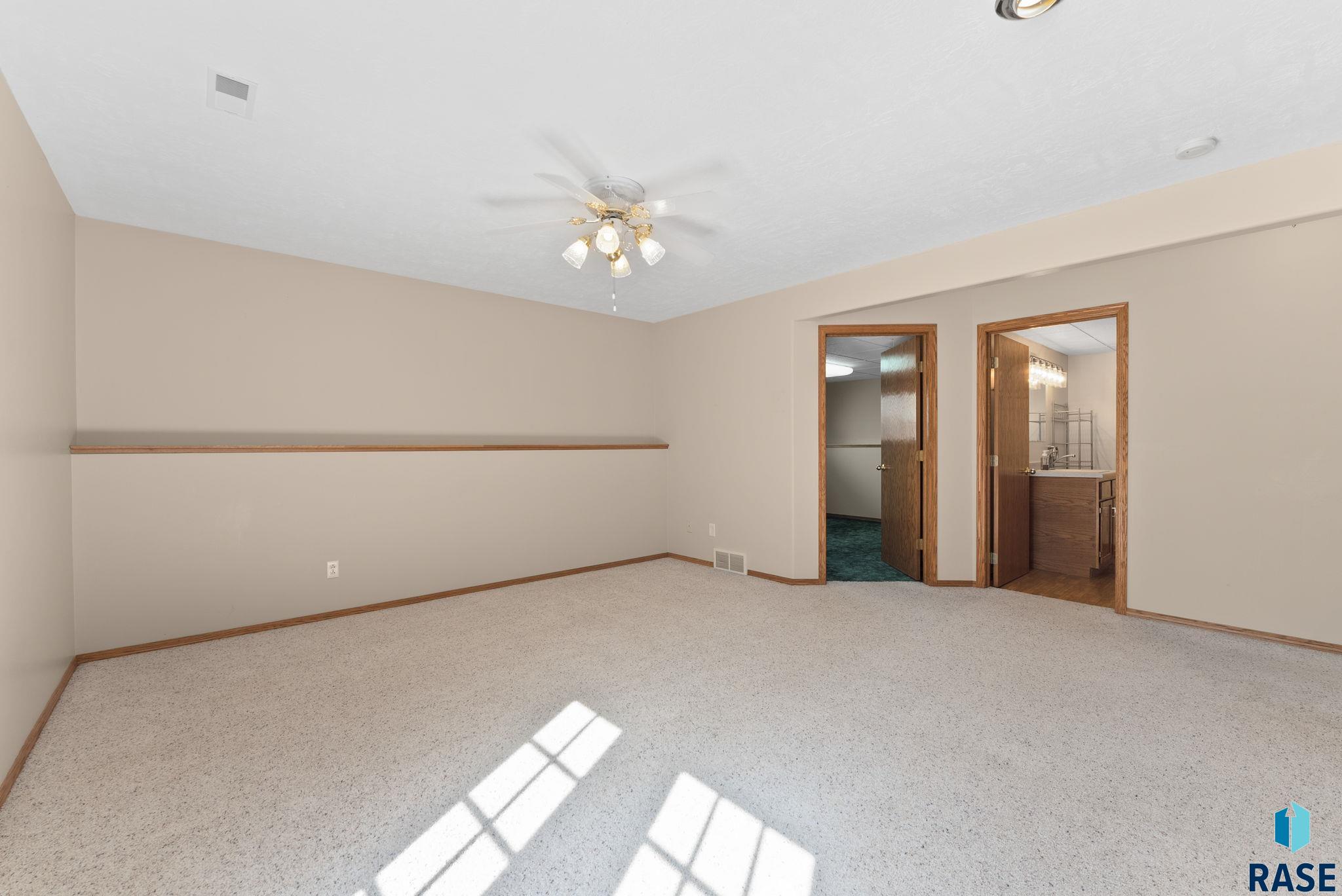 119 N La Salle Cir