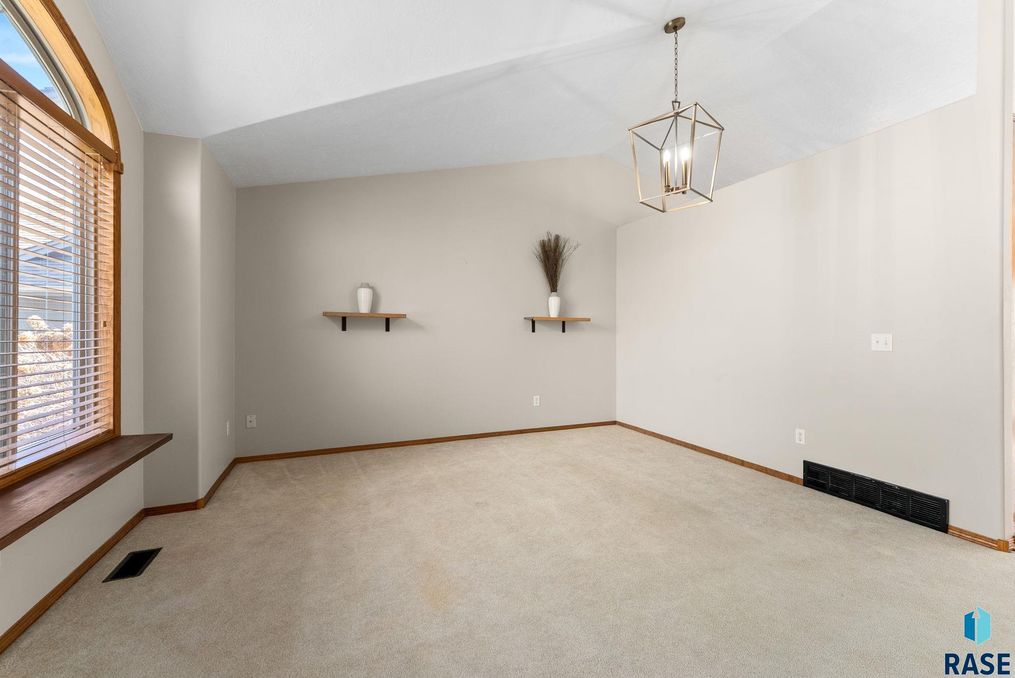 119 N La Salle Cir