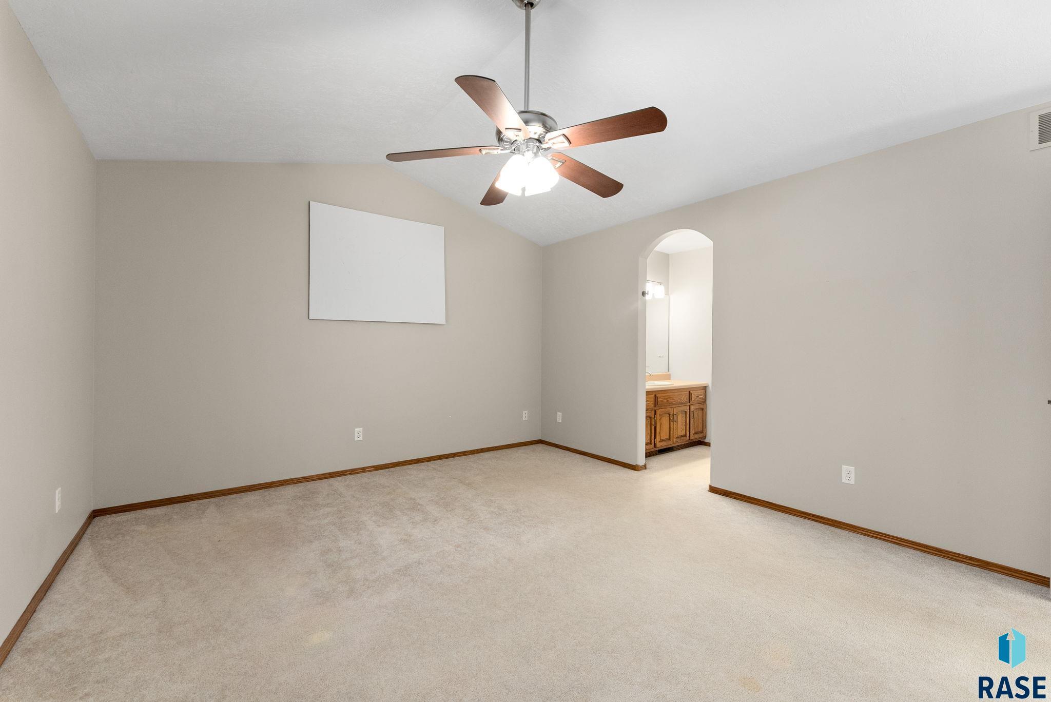 119 N La Salle Cir