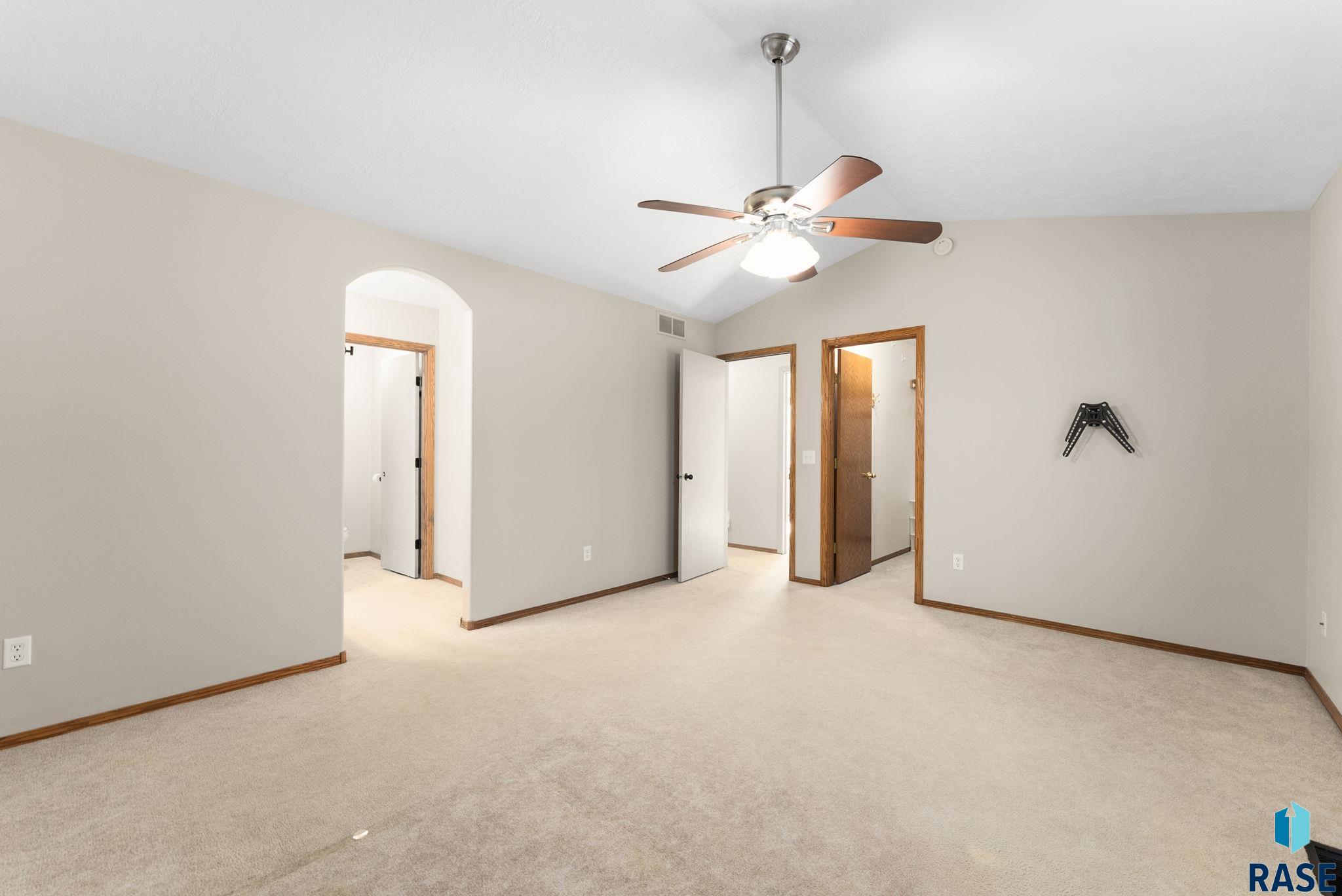 119 N La Salle Cir