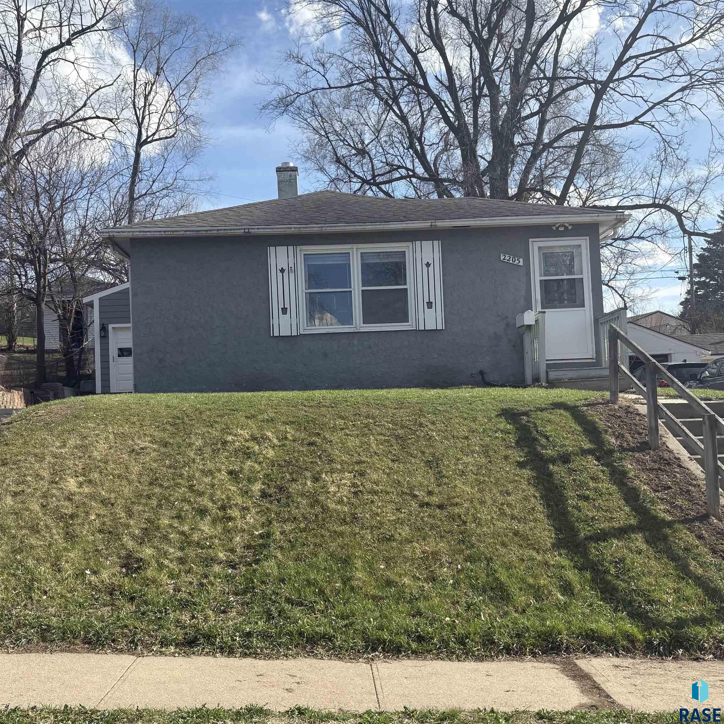 2205 W 15th St