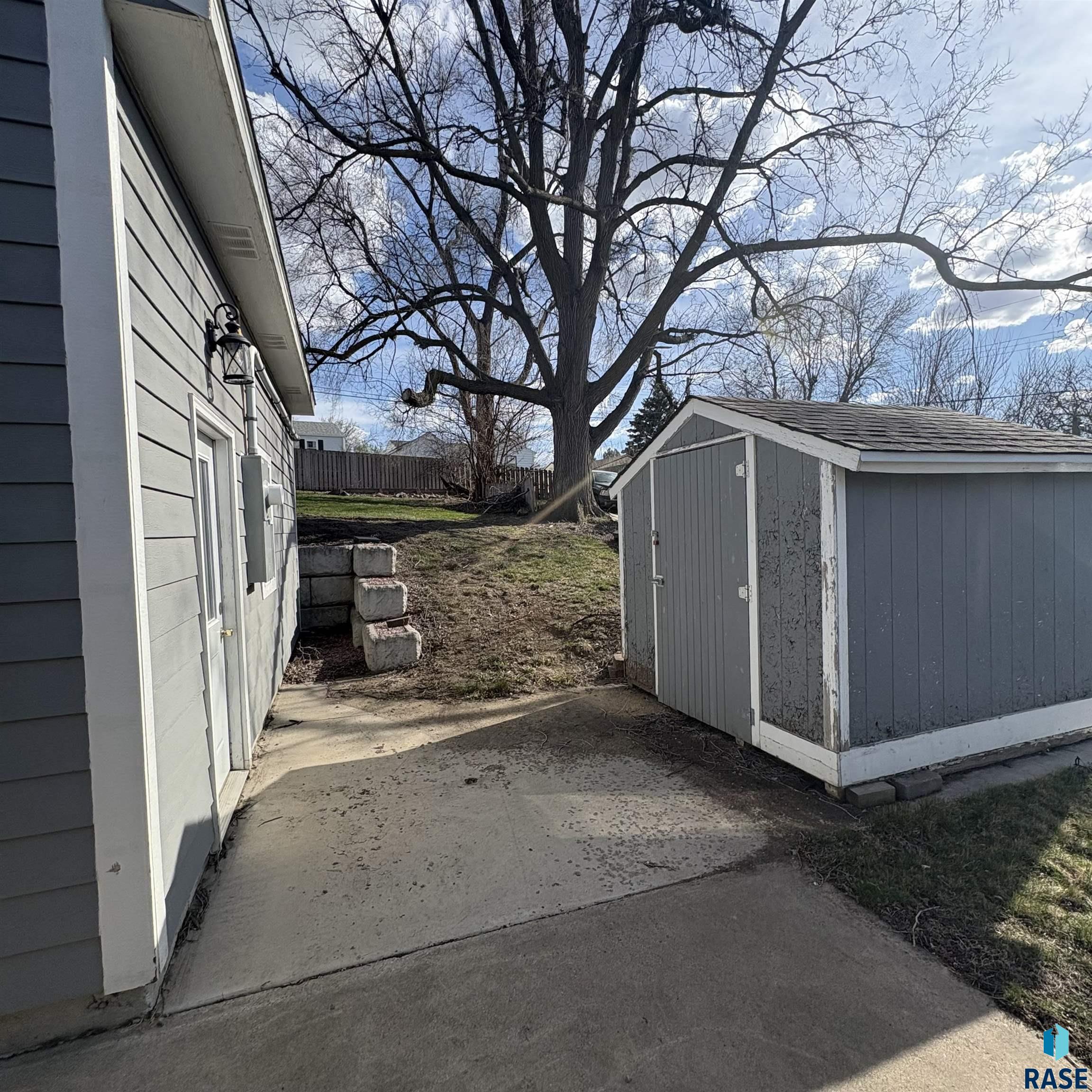 2205 W 15th St