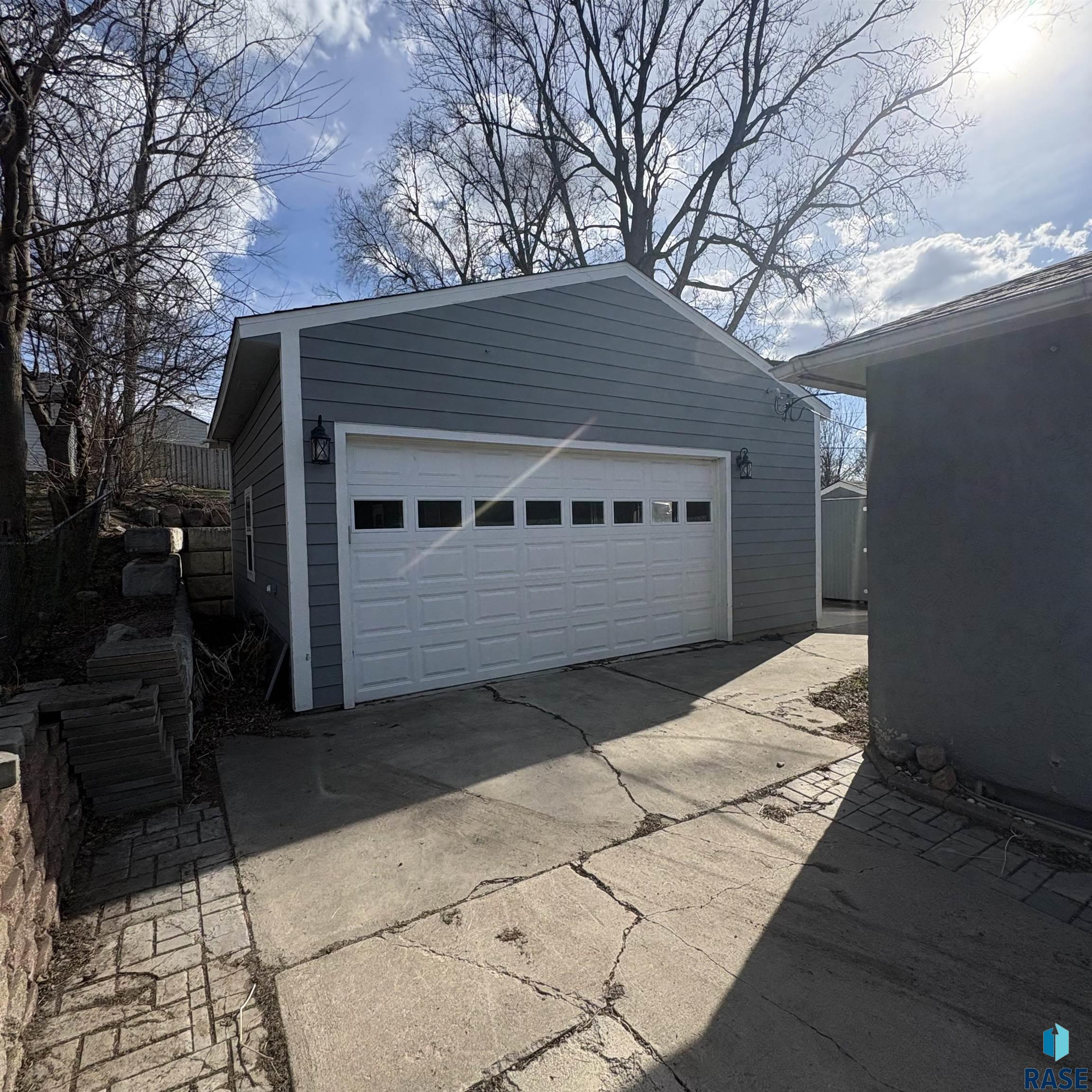 2205 W 15th St