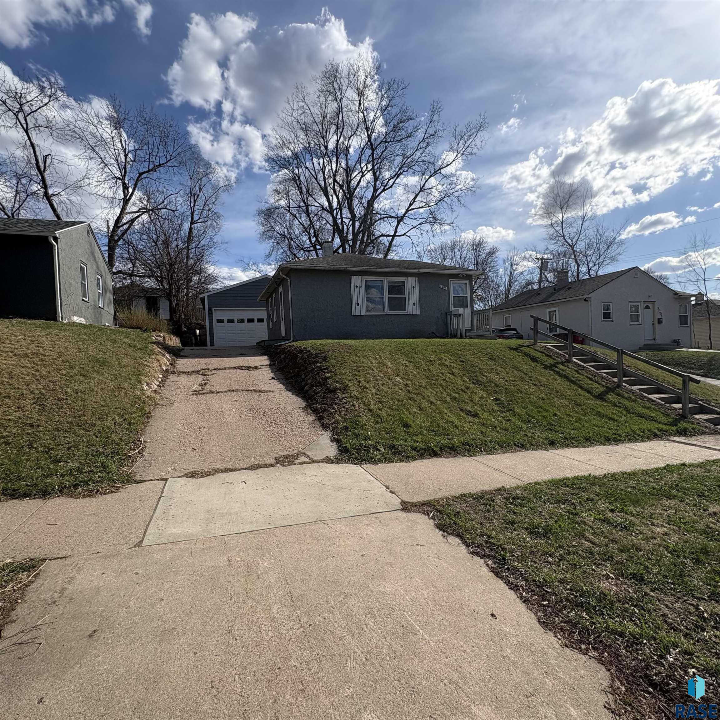 2205 W 15th St