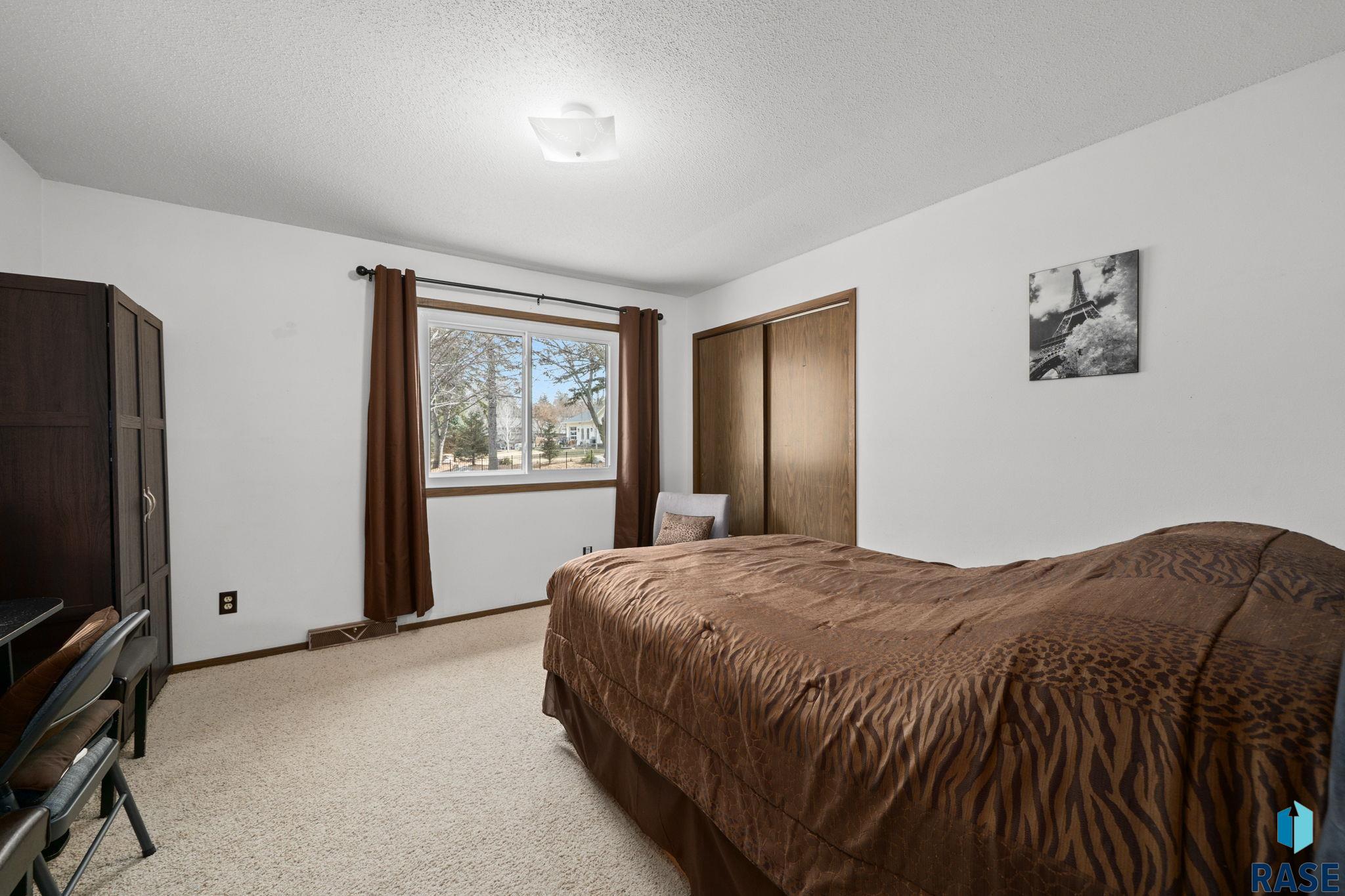 2427 S Center Ave