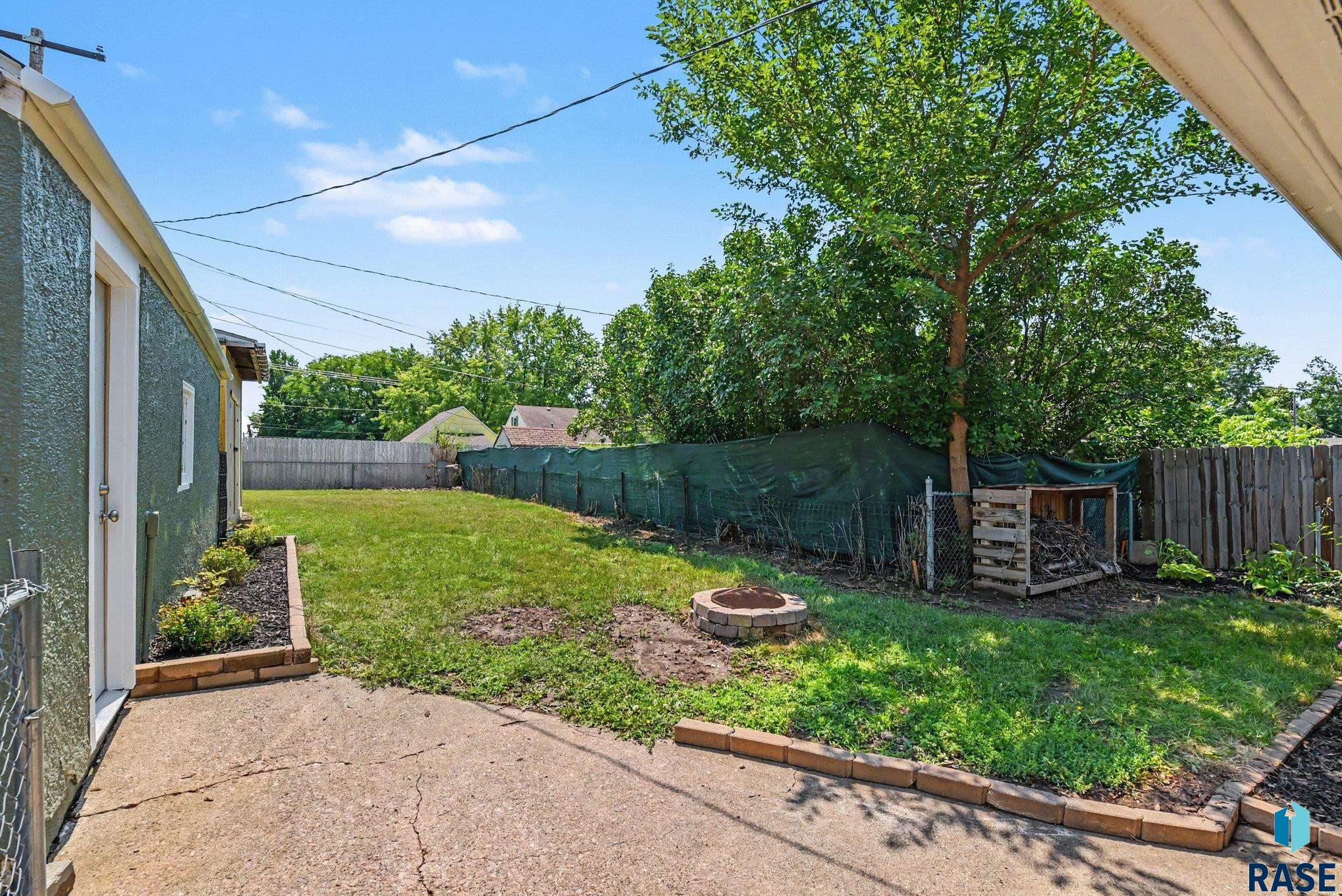 2305 E 11th St